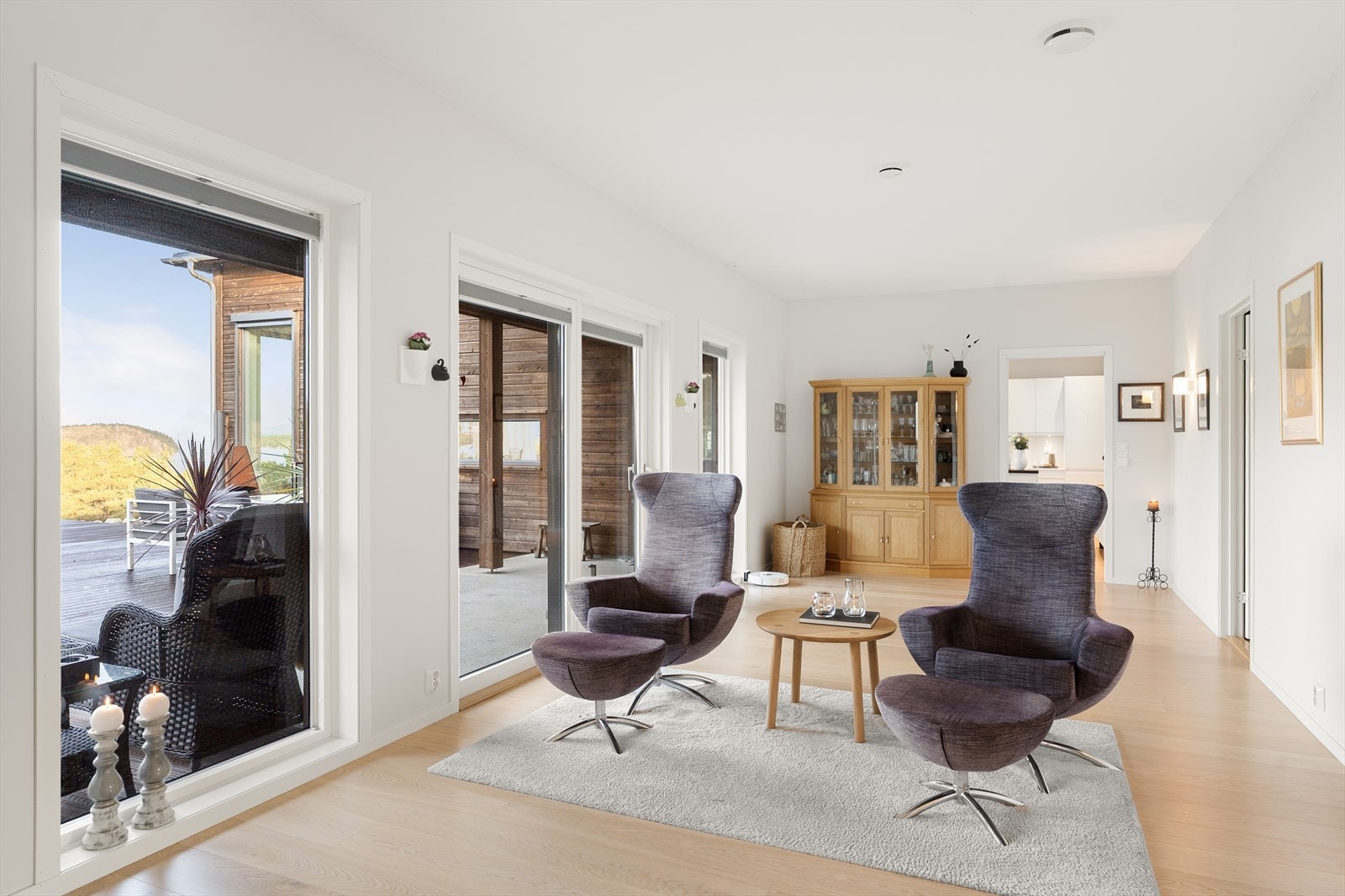 Det er montert Luxaflex solskjerming på vinduene i tv-stuen Galleribilde