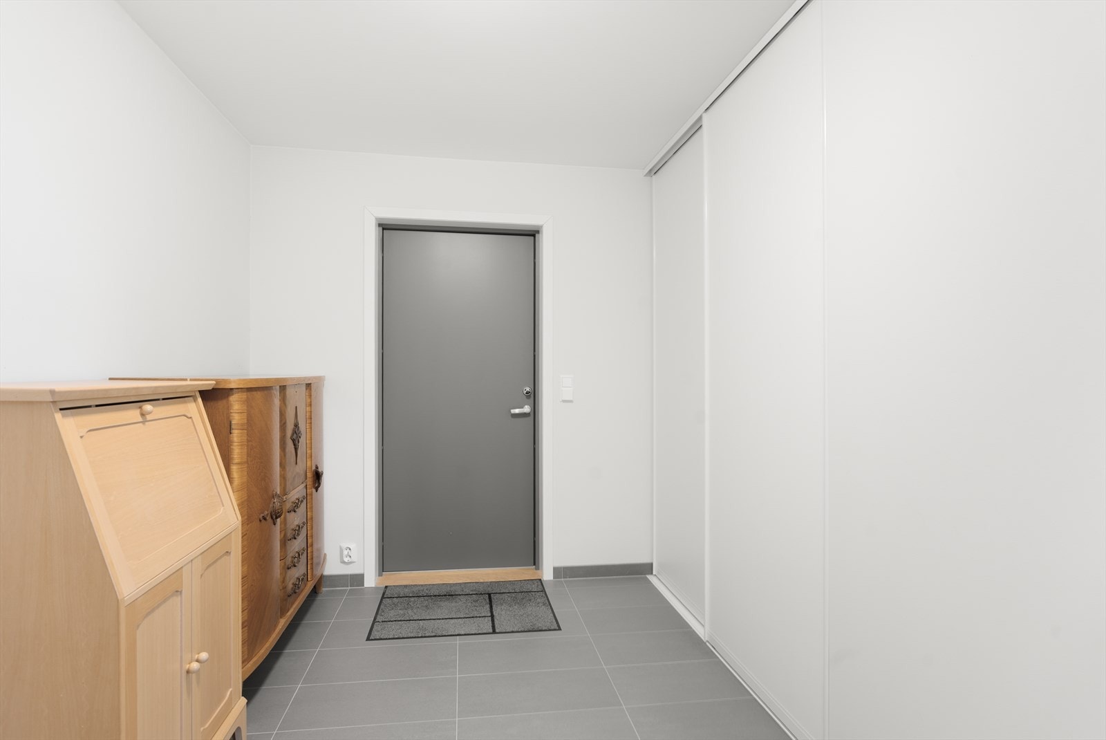 Stor bod/teknisk rom med egen inngang og ekstra oppbevaringsplass i skyvedørsgarderobe Galleribilde