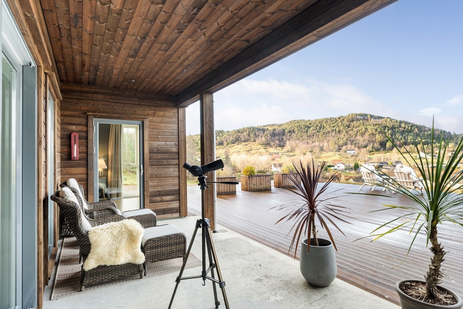 Deler av terrassen ligger under tak - perfekt for å trekke seg tilbake når solen står høyt, eller om sommerregnet skulle melde sin ankomst Galleribilde