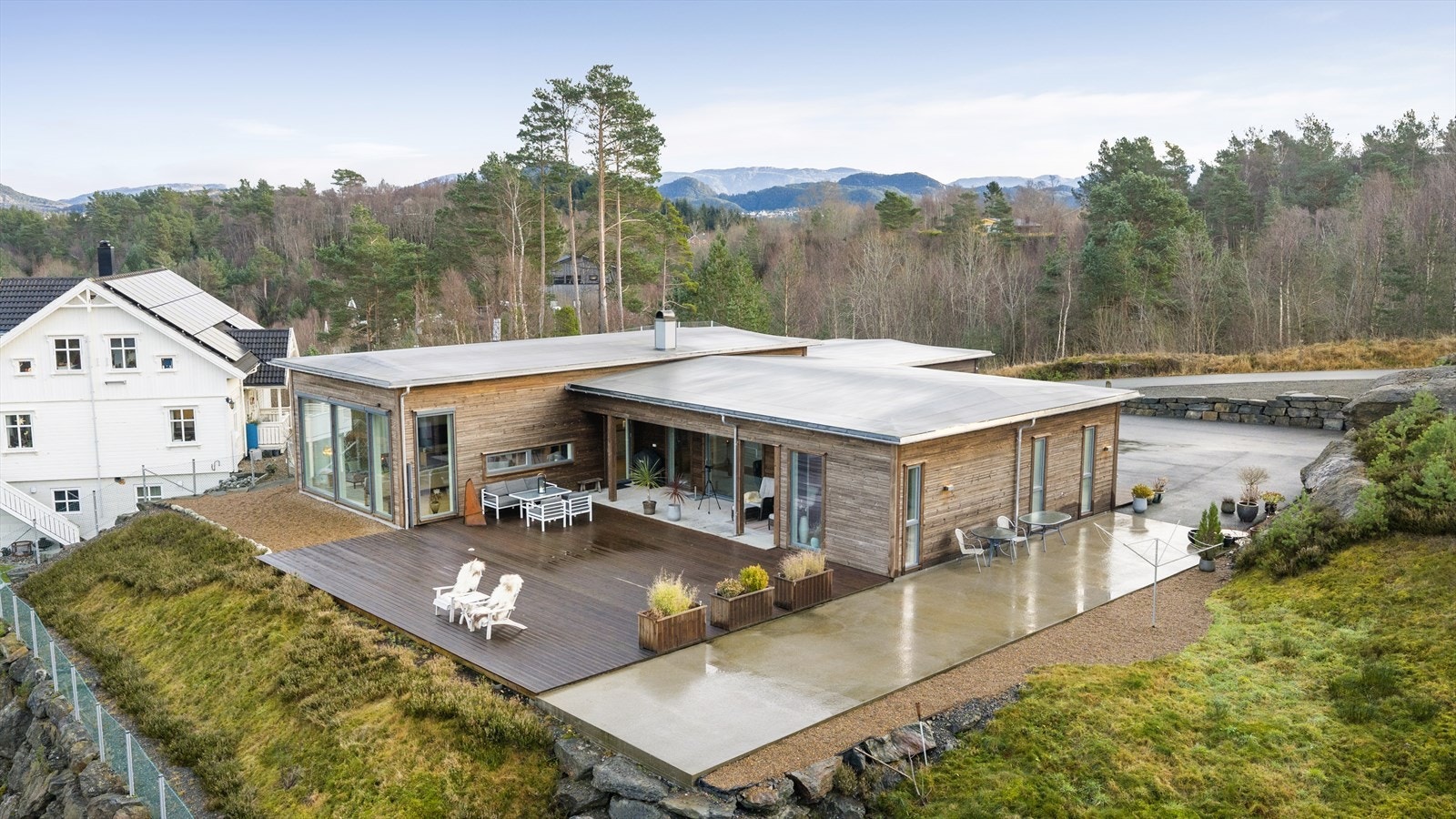 Boligen har taktekking av sarnafil og fasaden er kledd med liggende bordkledning som gir et klassisk og tidløst uttrykk Galleribilde