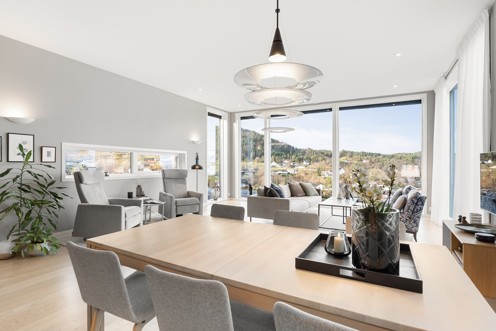 Stuen har god plass til stor sofagruppe og spisebord Galleribilde