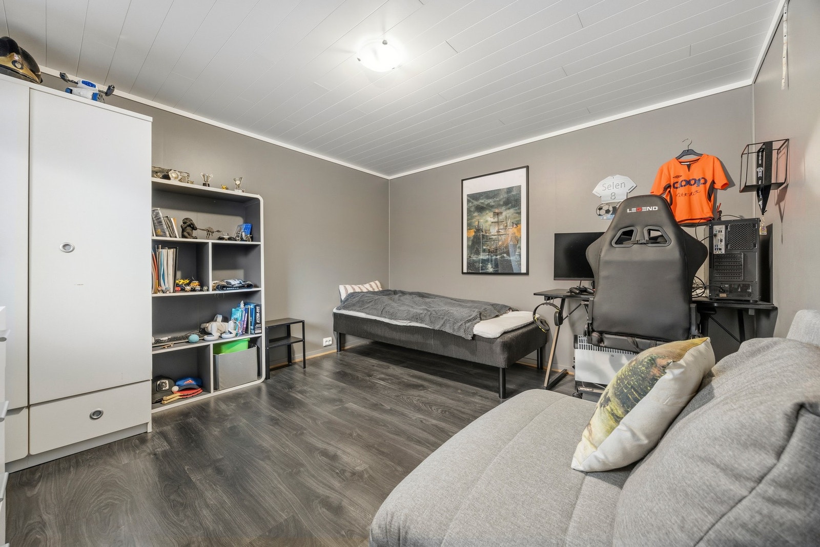 Kjellerrom innredet som soverom - ca. 12 kvm. Det foreligger ingen søknad om bruksendring og kjøper overtar risiko for dette. Galleribilde