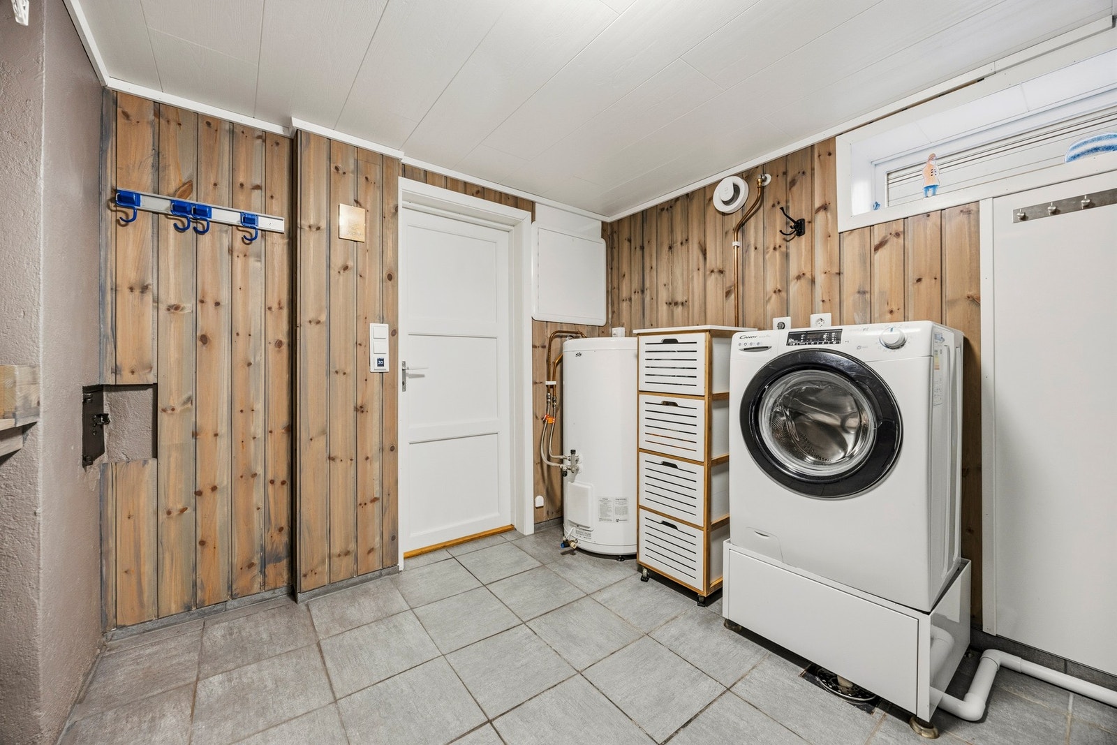 Vaskerommet har gulvvarme, dusjkabinett, servantskap og opplegg for vaskemaskin. Galleribilde