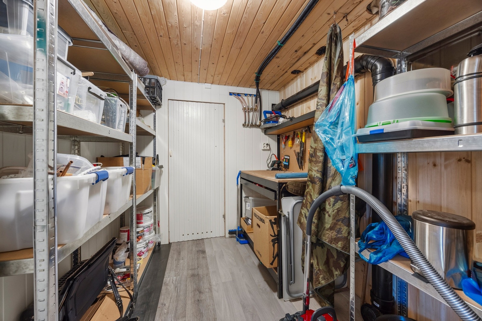 Bod - ca. 6,5 kvm. Det er ytterligere én bod innenfor på ca. 5 kvm. Galleribilde