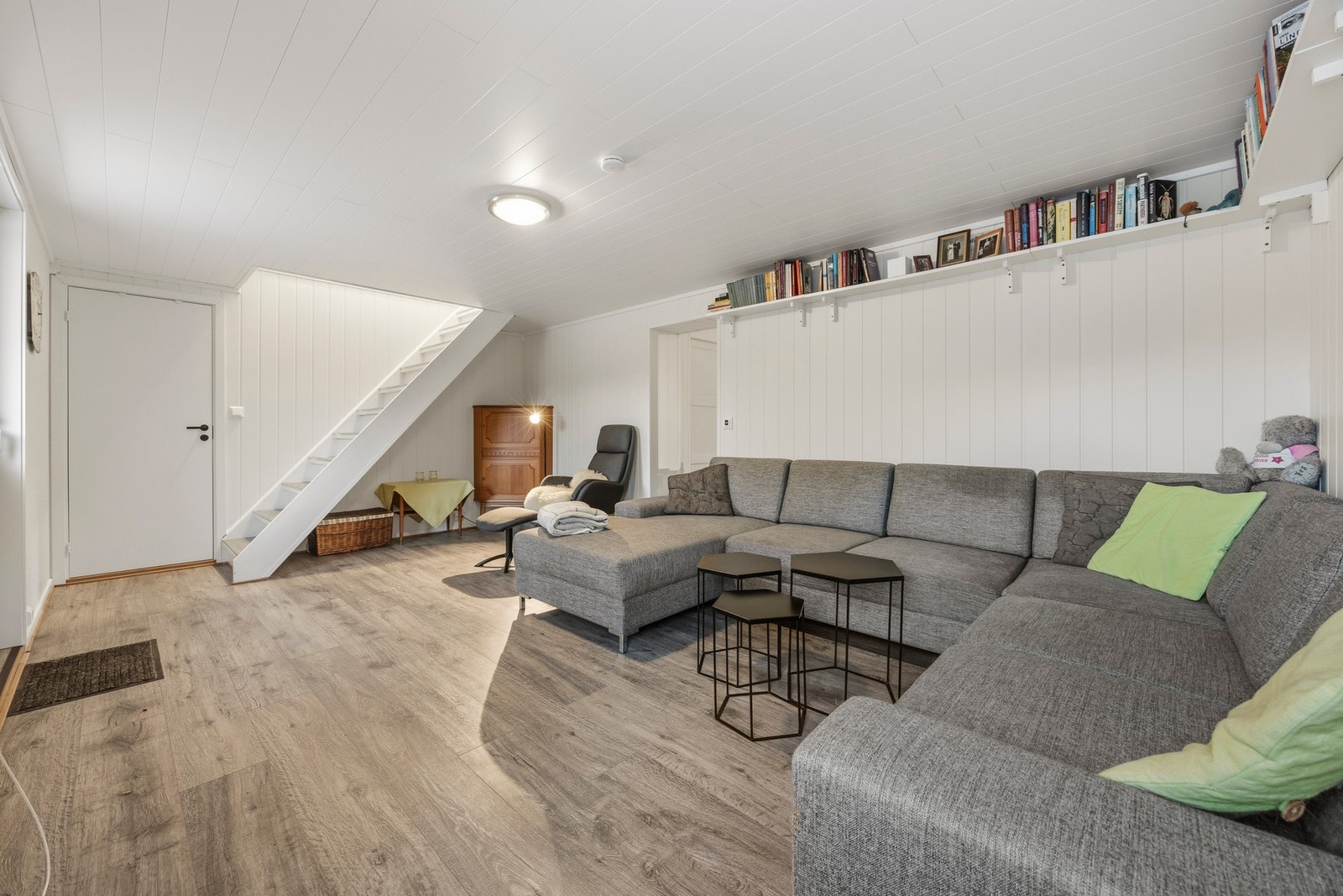 Sokkeletasjen er oppusset i 2021. Kjellerstuen har gulvvarme. Galleribilde