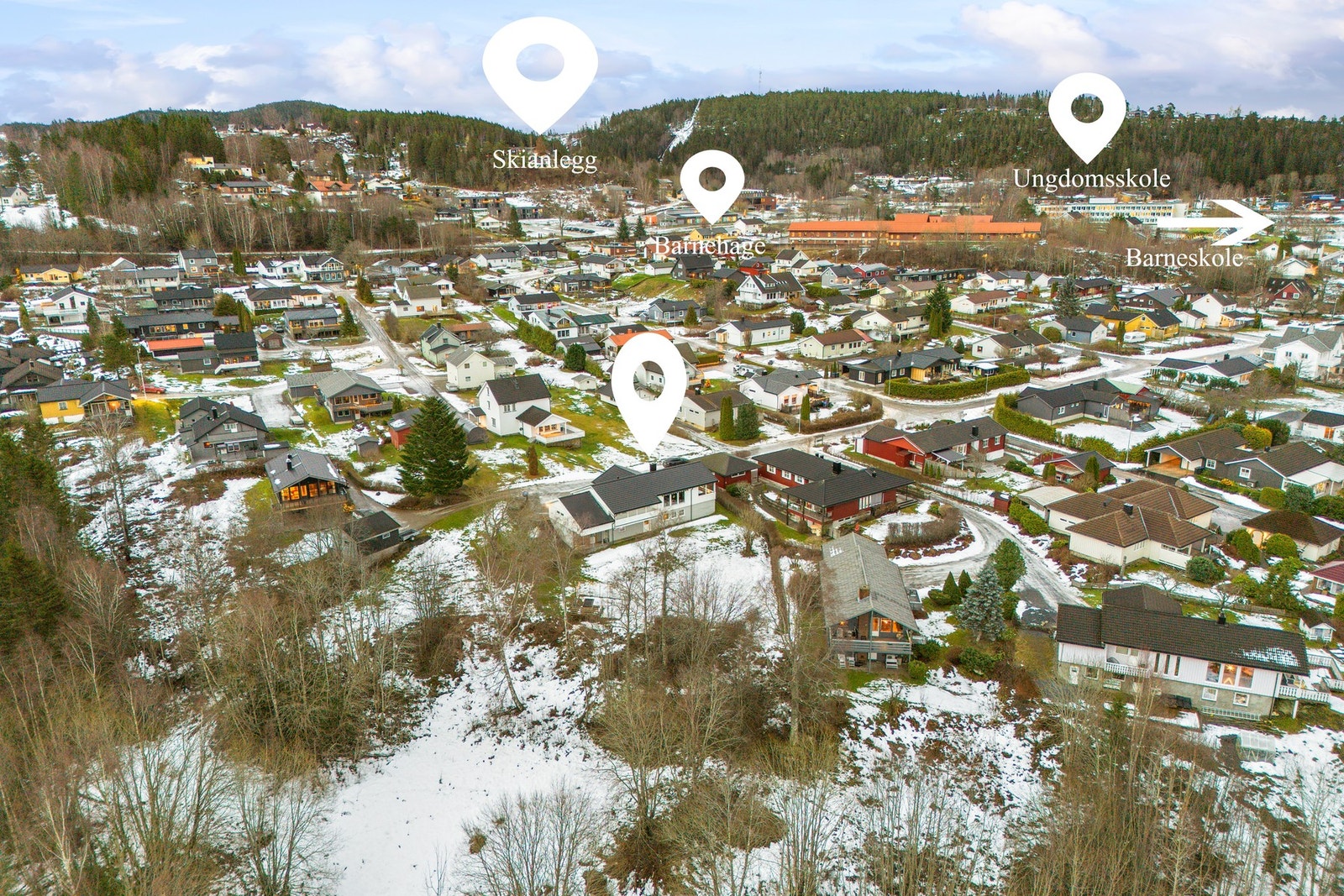 Attraktiv beliggenhet med umiddelbar nærhet til bl.a. barneskole, barne- og ungdomsskole samt idrettsanlegg. Galleribilde