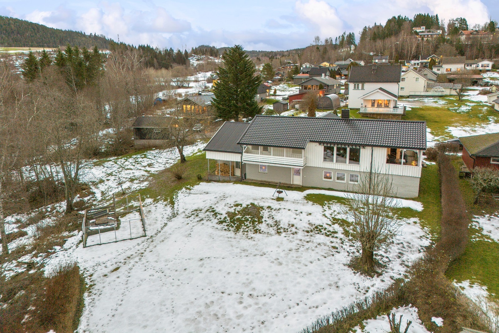 Eiendommen nyter godt av endebeliggenhet i feltet. Galleribilde