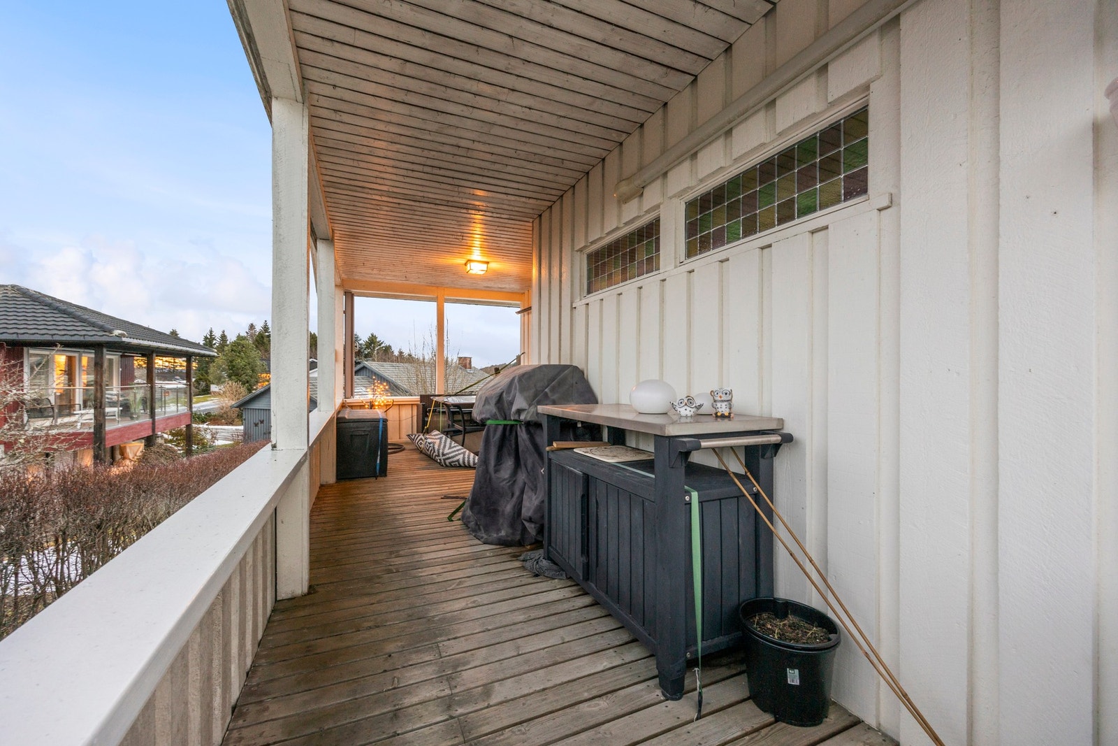 Veranda - ca. 15 kvm. Plass til både utemøbler og f.eks. grill. Galleribilde