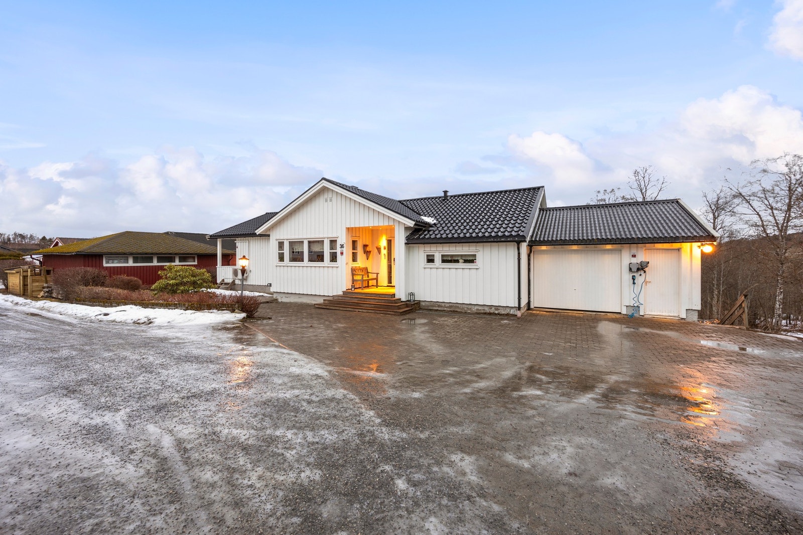 Steinlagt gårdsplass. Galleribilde