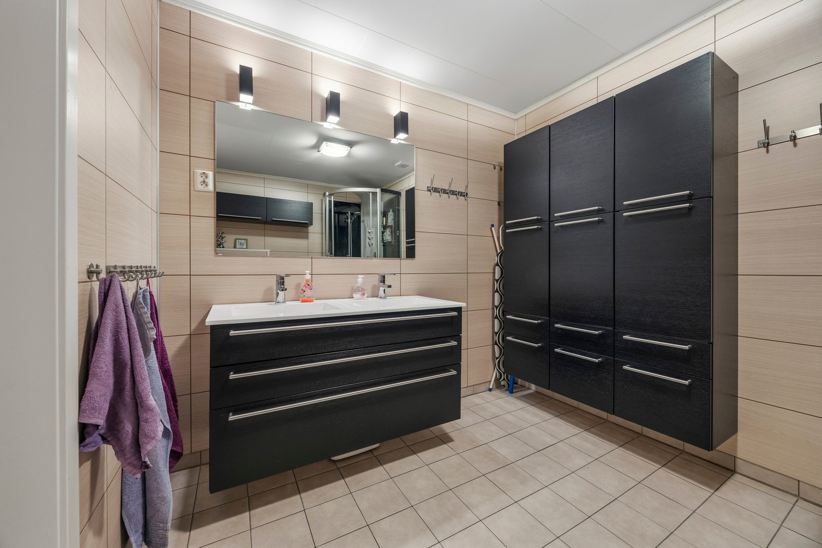 Bad fra 2010 med flislagte overflater. Galleribilde