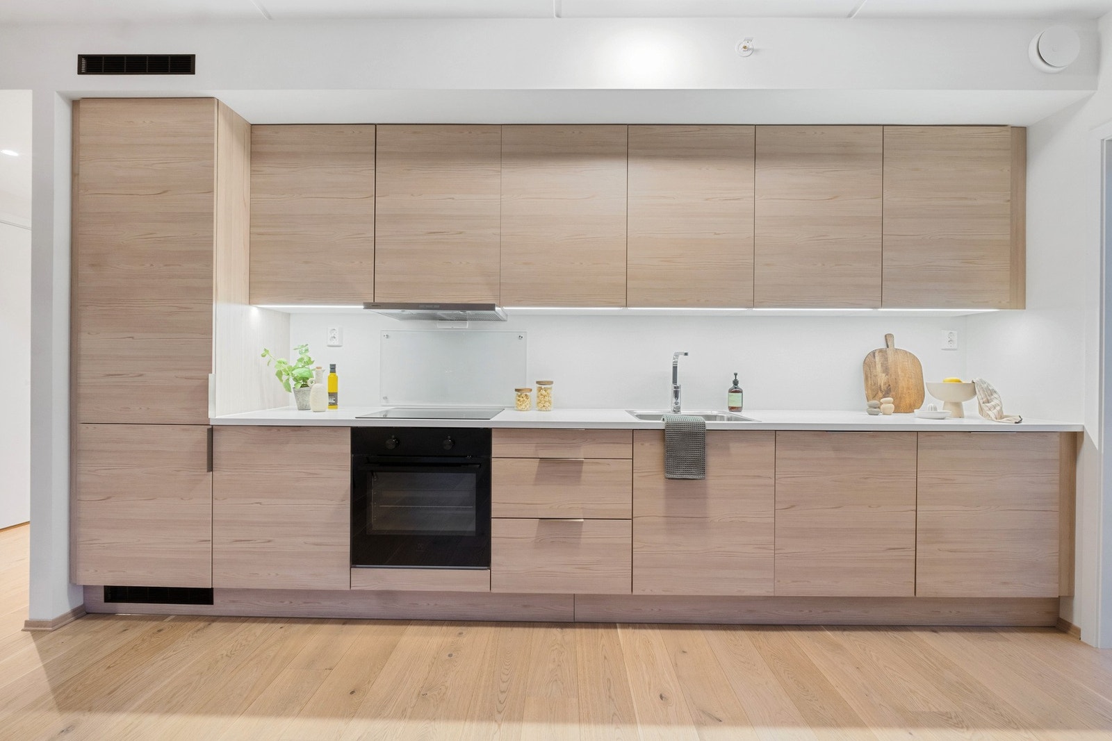 Det er integrert komfyr, oppvaskmaskin og kjøleskap. Galleribilde