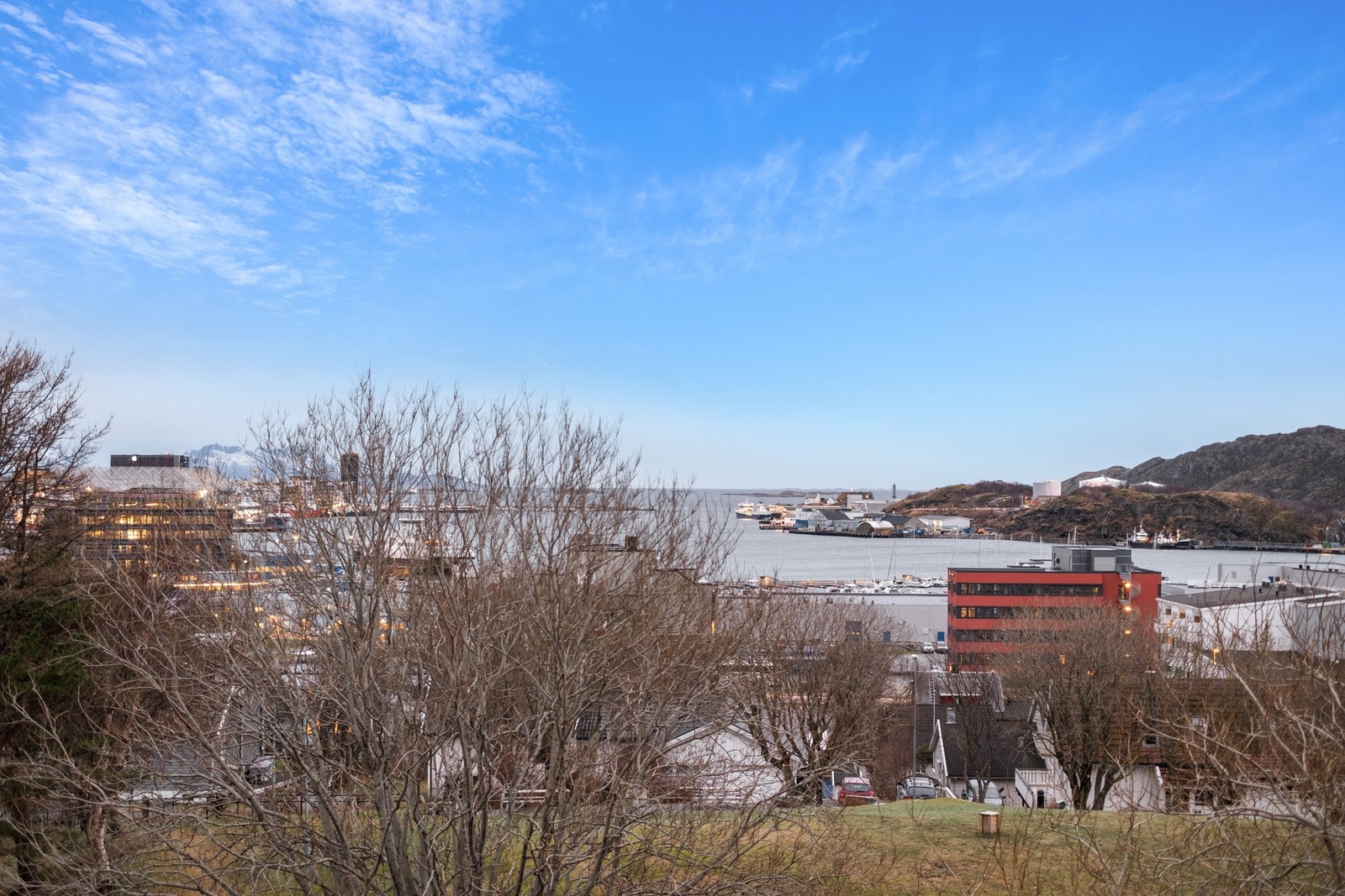 Dagligvarehandel, treningssenter, barnehager og skoler er kun en kort gåavstand unna. Galleribilde