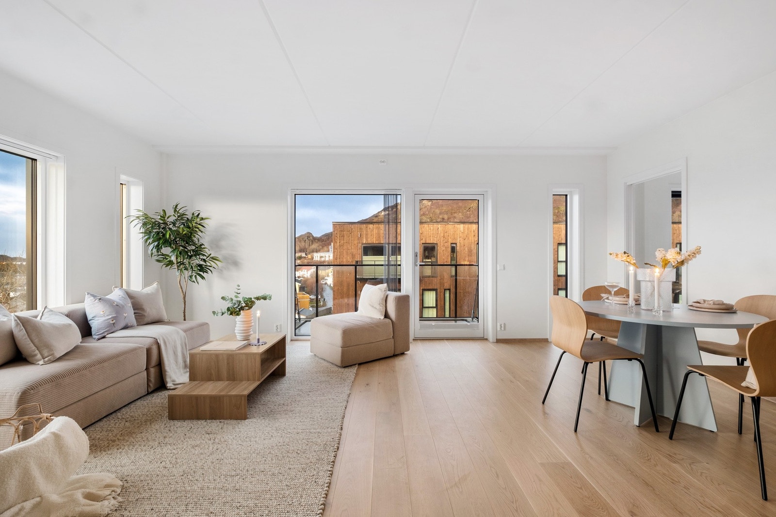 Det er god plass til en sofagruppe og stuebord. Galleribilde