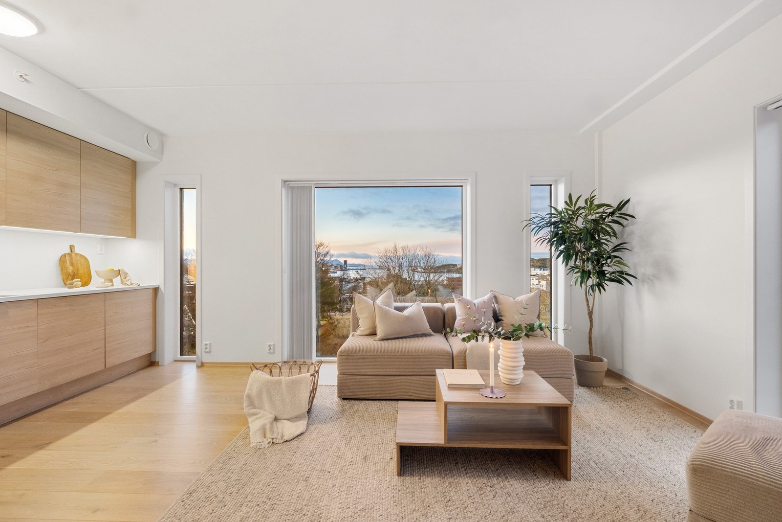 Stuen har store vindusflater som gir rikelig med naturlig lysinnslipp. Galleribilde