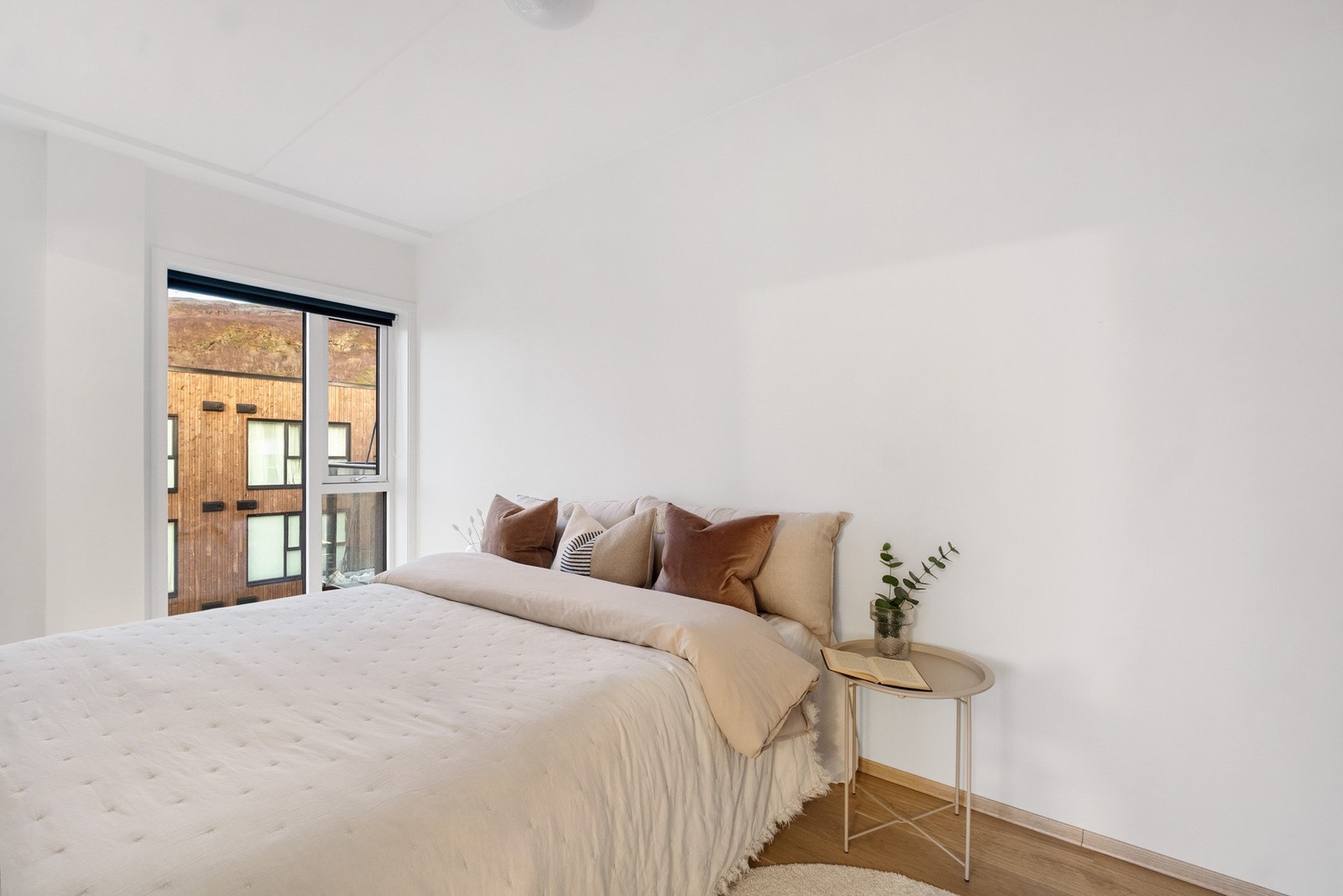 På dette soverommet er det fint plass til en dobbeltseng og nattbord på hver side. Galleribilde