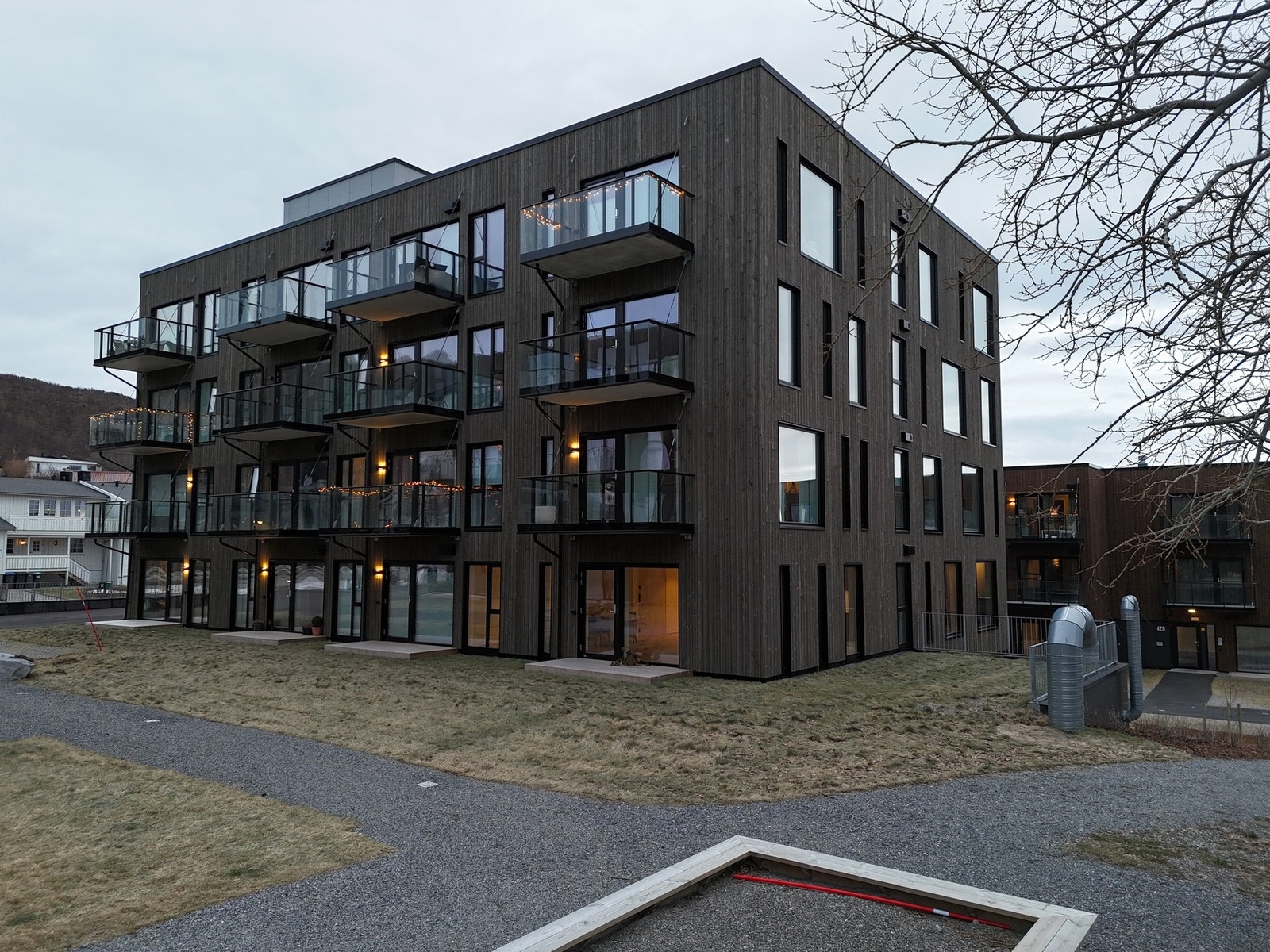 Taket er utstyrt med solcelleanlegg som gjennomsnittlig over året vil produsere nok strøm til drift av varmepumper/varmeanlegg. Galleribilde