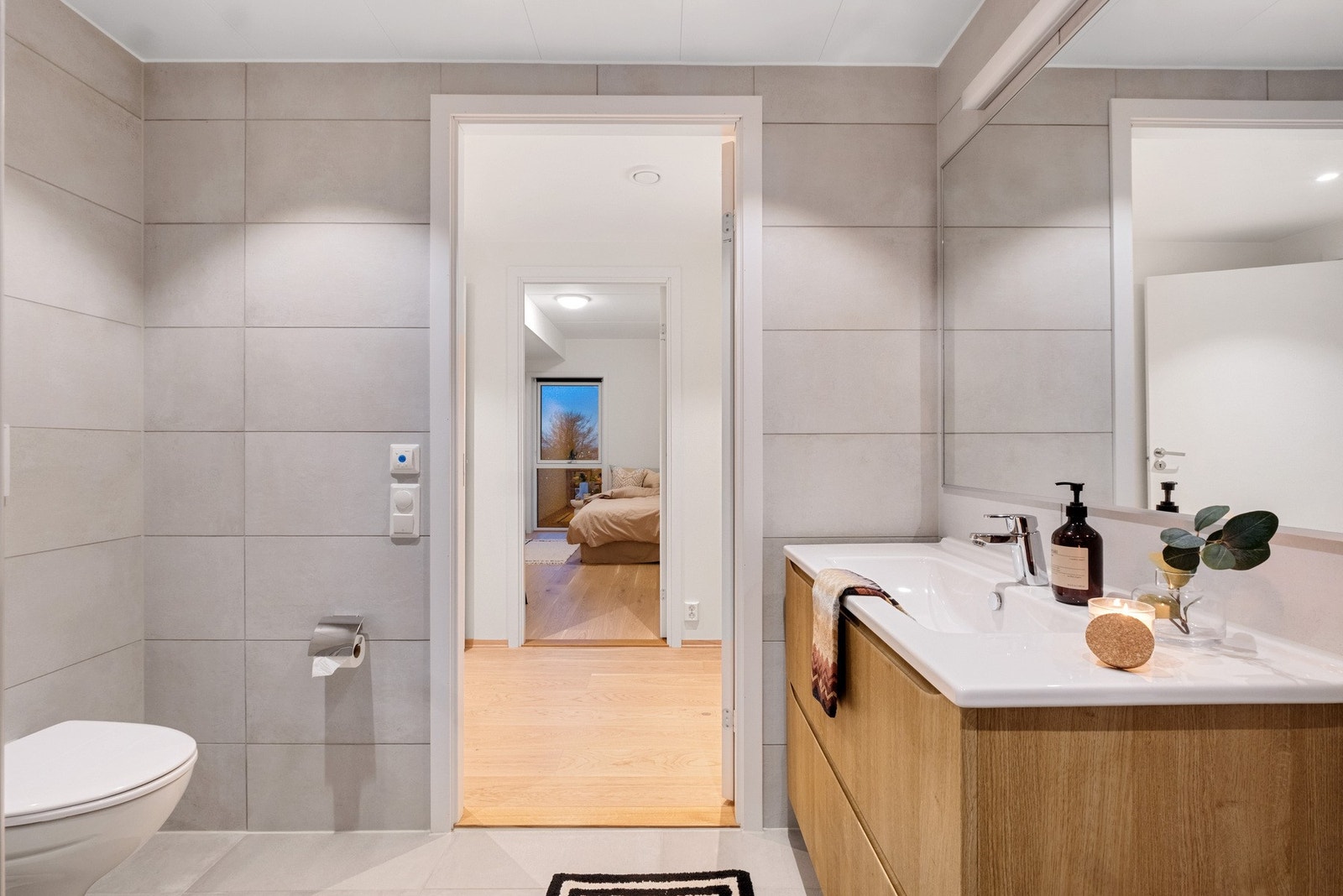 Flislagt baderom med behagelig gulvvarme. Galleribilde