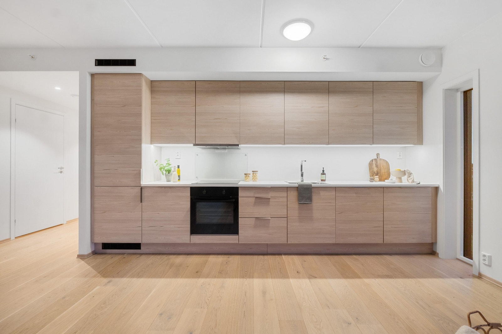 Kjøkkenet har en praktisk utforming som sørger for godt med oppbevaringsplass i skuffer og skap. Galleribilde