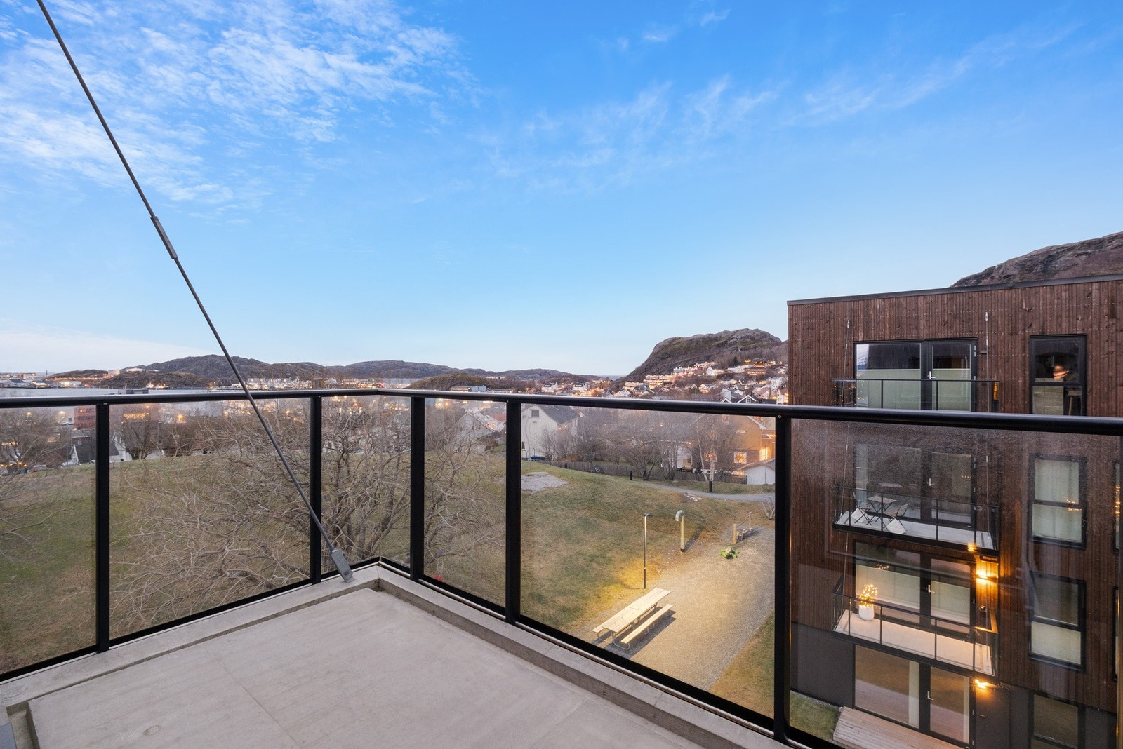 Fra stue er det utgang til en trivelig balkong med flott utsikt. Galleribilde