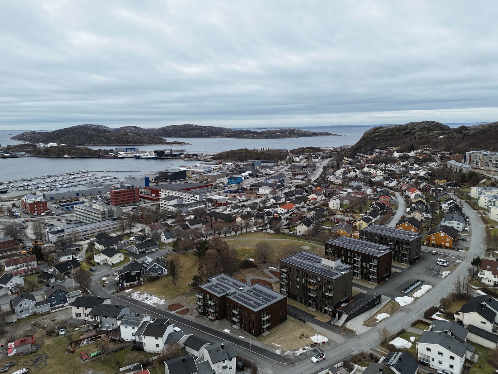 Bodø sentrum ligger kun 2,2 km unna leiligheten. I Bodø Sentrum finner du et bredt og mangfoldig tilbud av både handel, kultur, velvære og opplevelse. Galleribilde