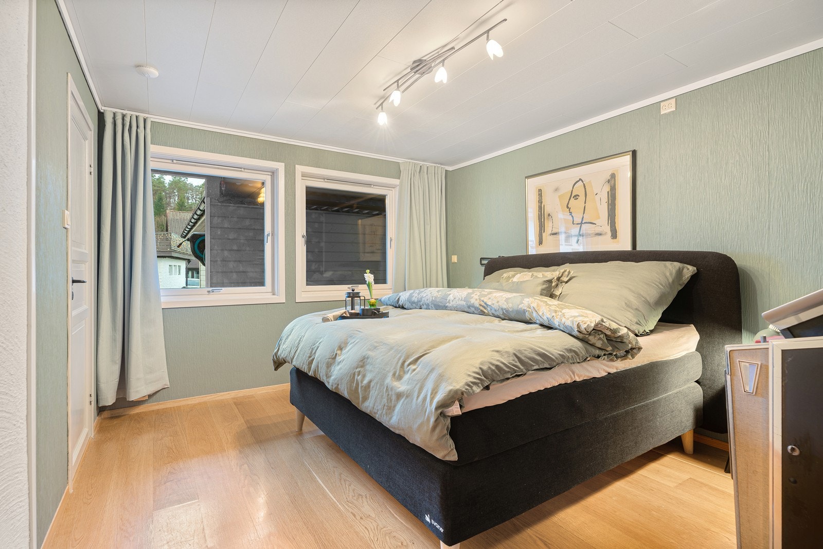 Soverom 3 er av generøs størrelse - her har man også plass til dobbeltseng, nattbord, etc.. Galleribilde