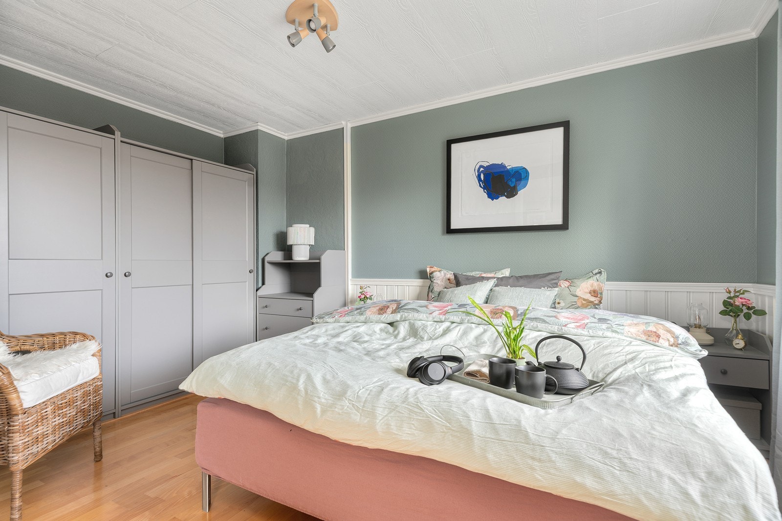 Hovedsoverommet er av god størrelse med plass til dobbeltseng, garderobeskap og annet etter eget behov Galleribilde