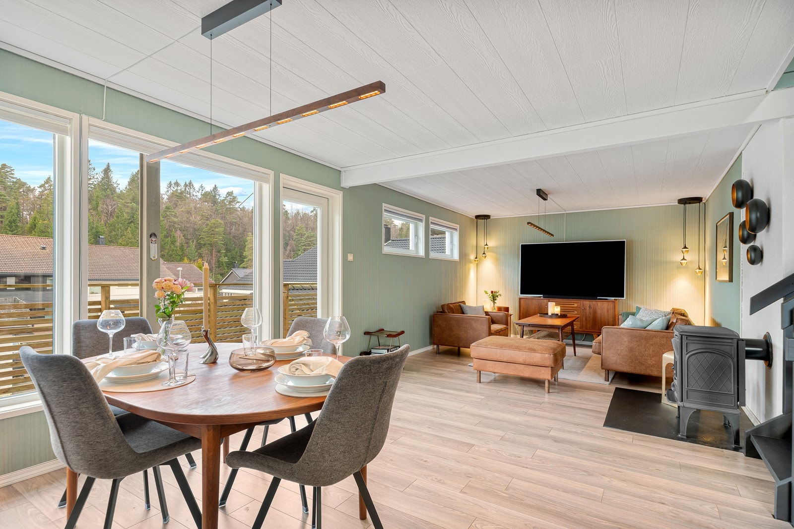 Velkommen til Høietun 153! Boligen er presentert av Simon Aarhus v/Aktiv eiendomsmegling avd. Kristiansand. Foto: Ivars Upe Galleribilde