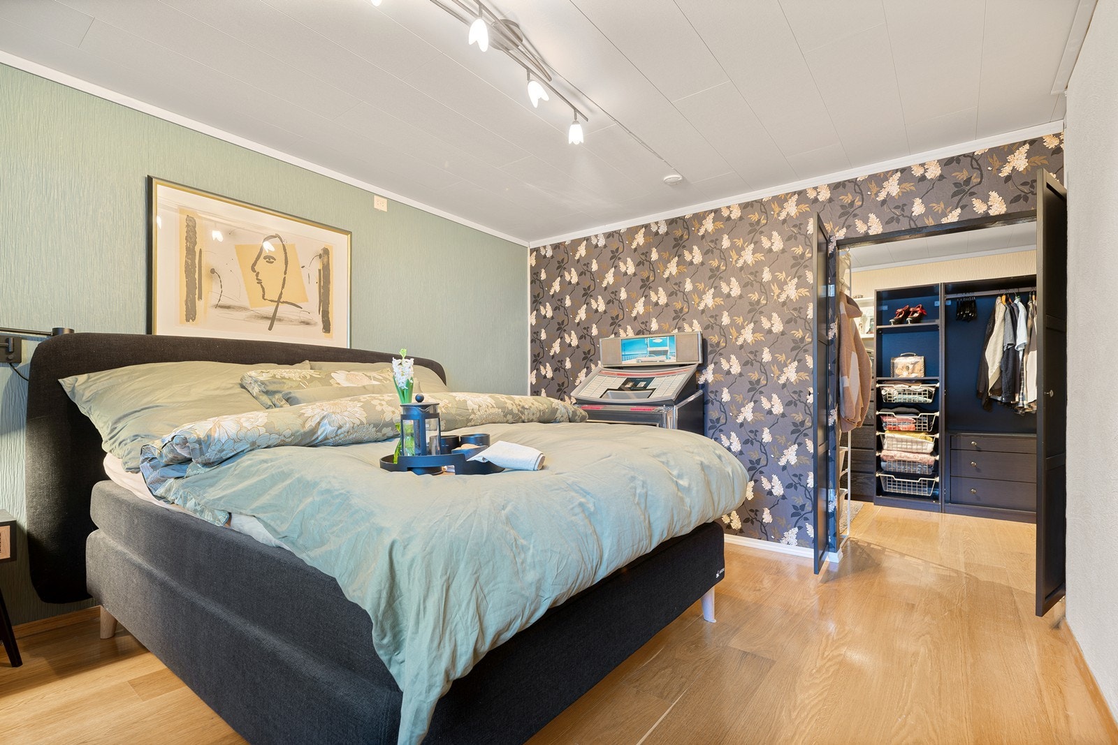 Fra soverommet har man direkte adkomst til praktisk walk-in garderobe Galleribilde