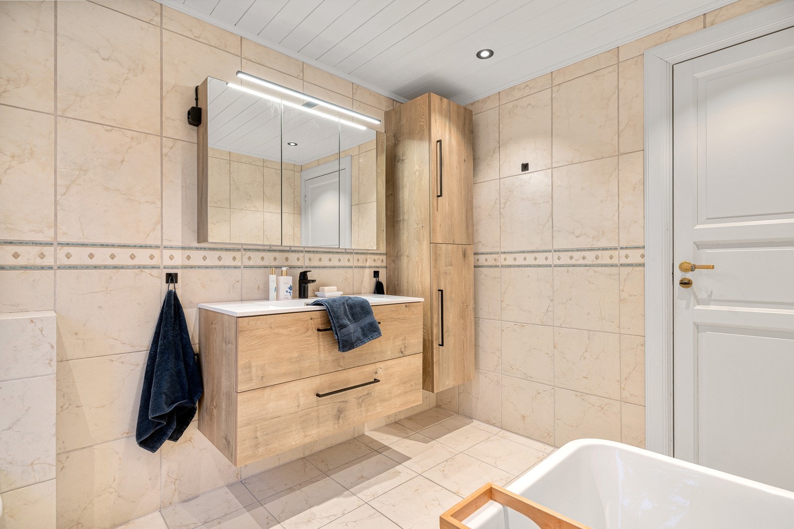 Lekkert flislagt bad med varmekabler i gulv Galleribilde