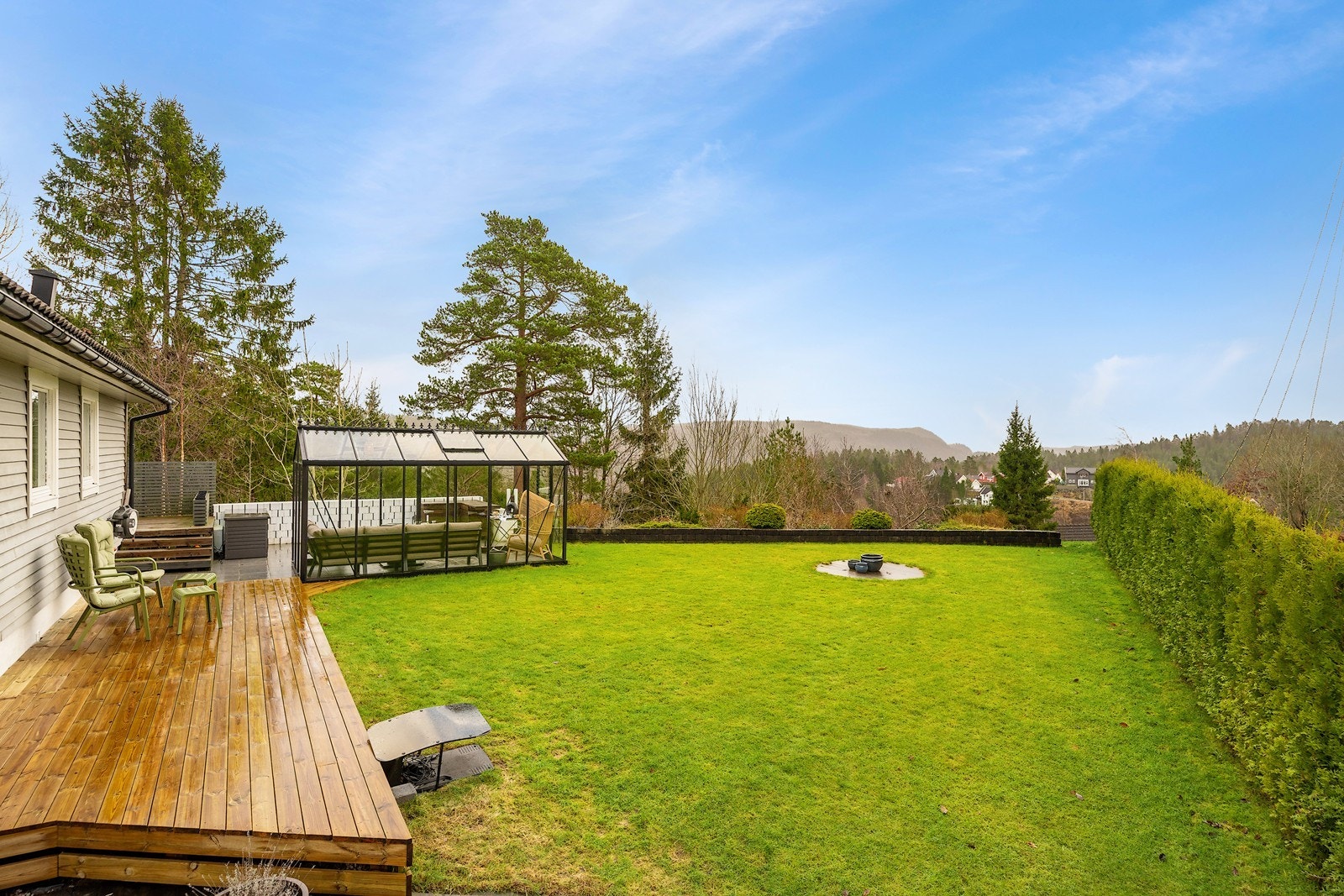 Boligen er omringet av flotte uteplasser og har en hage av generøs størrelse - har kan man enkelt nyte de varme sommerdagene! Galleribilde