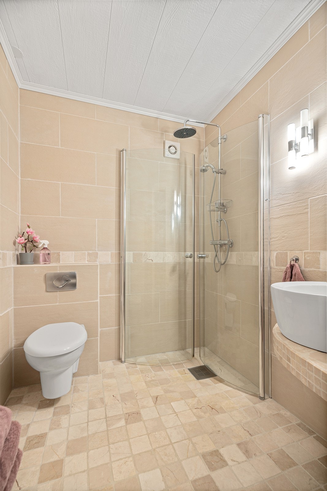 Pent bad med flislagte overflater og varmekabler i gulv Galleribilde