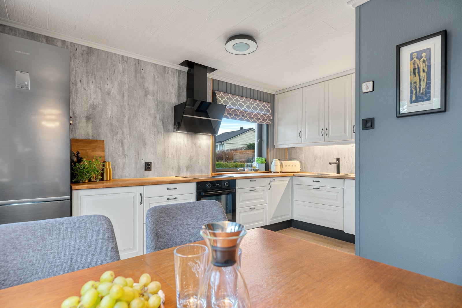 Gode oppbevaringsmuligheter i både skuffer og skap Galleribilde