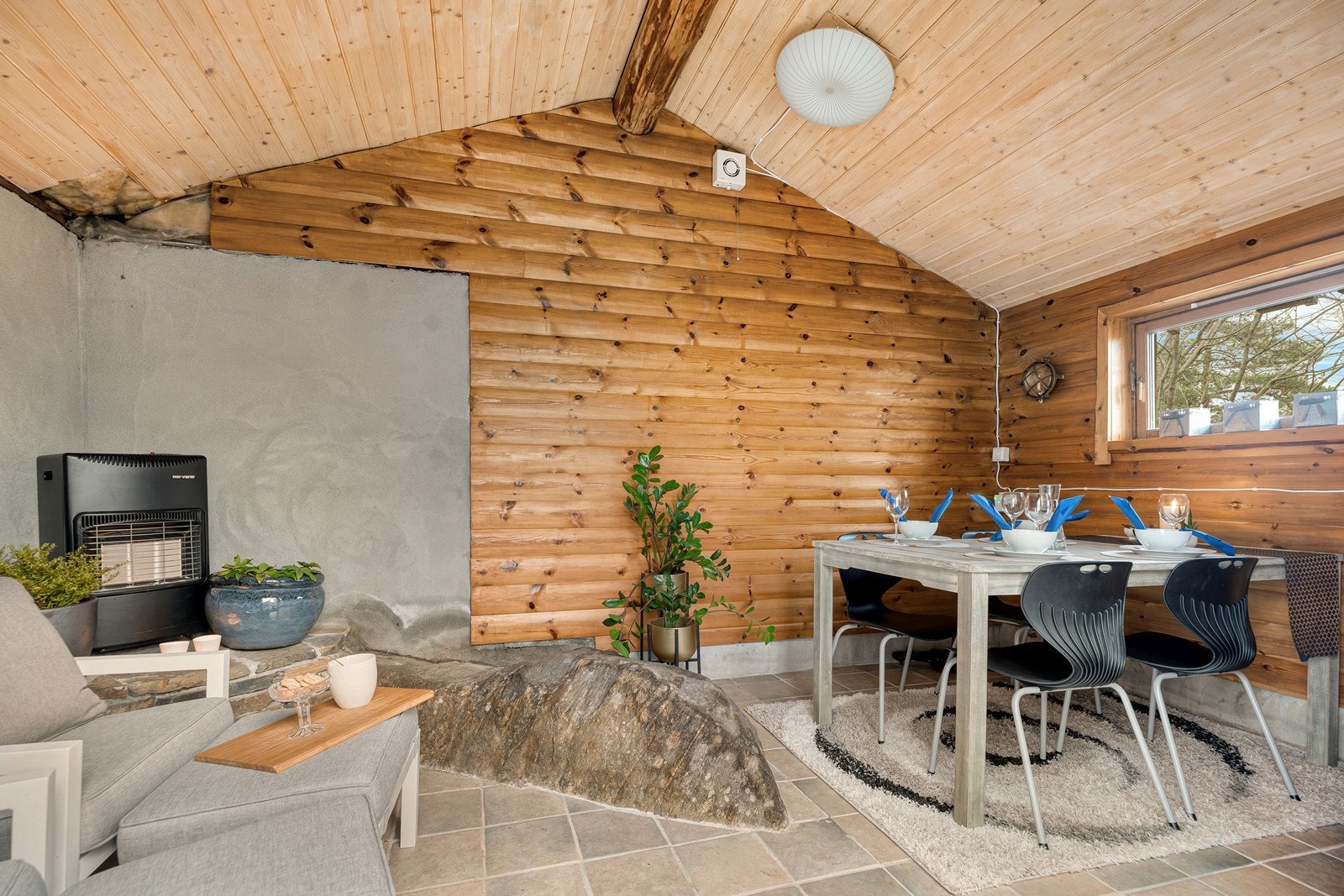 Koselig utestue med god plass til å innrede med spise- eller sofagruppe etter eget ønske Galleribilde