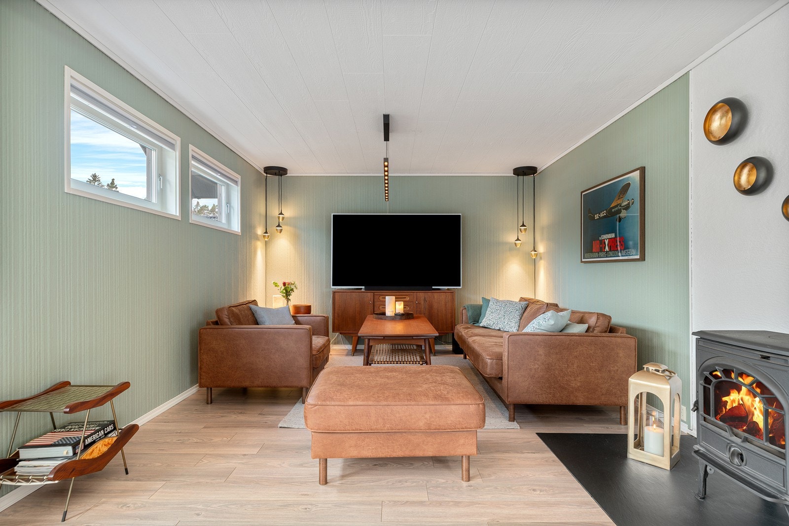 Planløsningen i hovedetasjen deler sømløst inn i ulike soner - her har man masse plass til en koselig sofagruppe Galleribilde