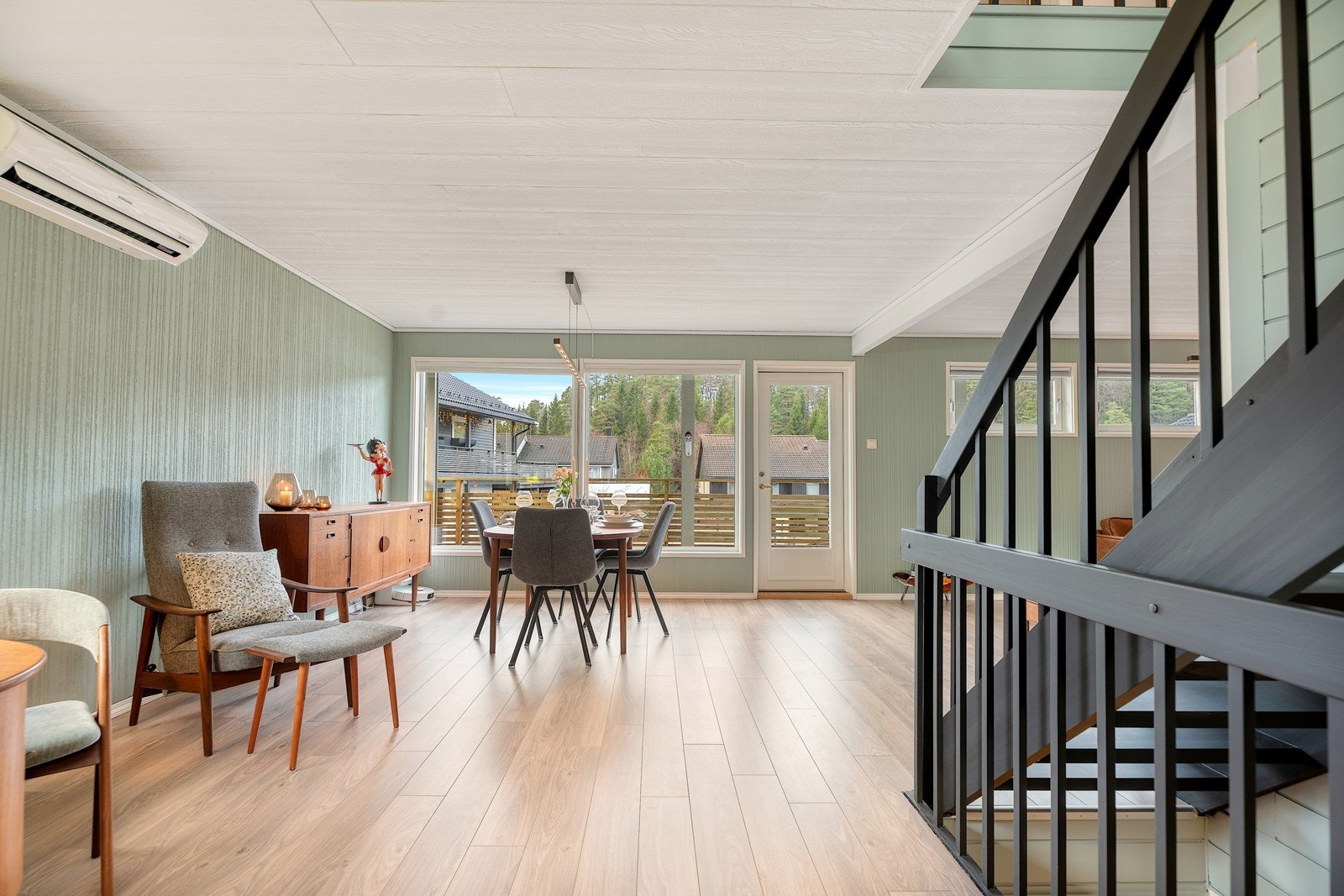 Du ønskes velkommen til en lys og romslig stue med store vindusflater som slipper inn rikelig med dagslys Galleribilde