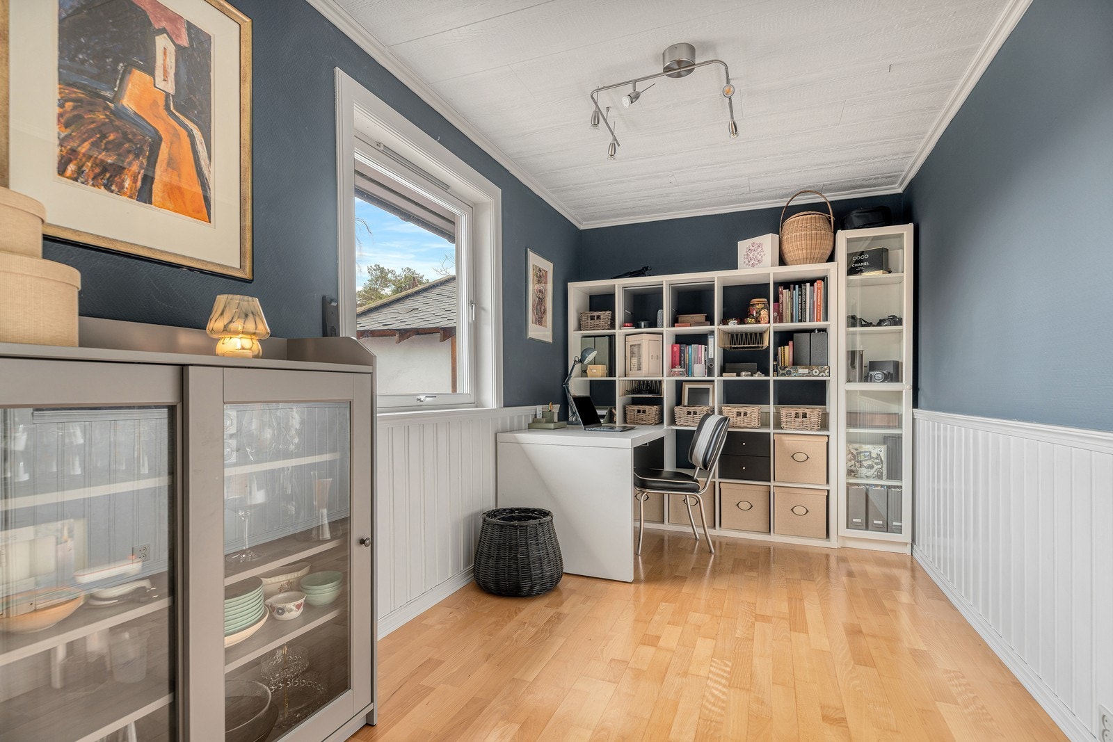 Tilhørende soverommet er det i dag innredet som kontor. Her har man mulighet til å lage et ekstra soverom om man ønsker! Galleribilde