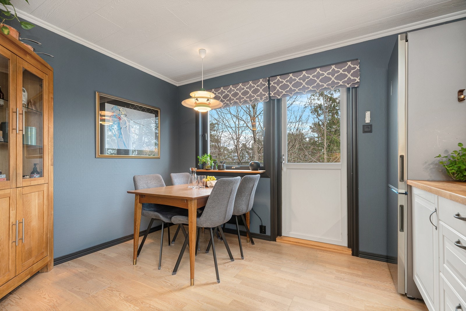 Fra kjøkken har man også adomst ut til boligens uteområder Galleribilde