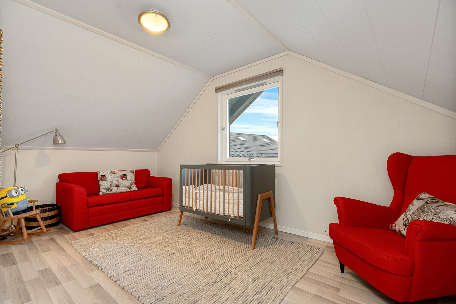 Soverom 2 passer perfekt som barnerom, med god plass til både seng og lek Galleribilde