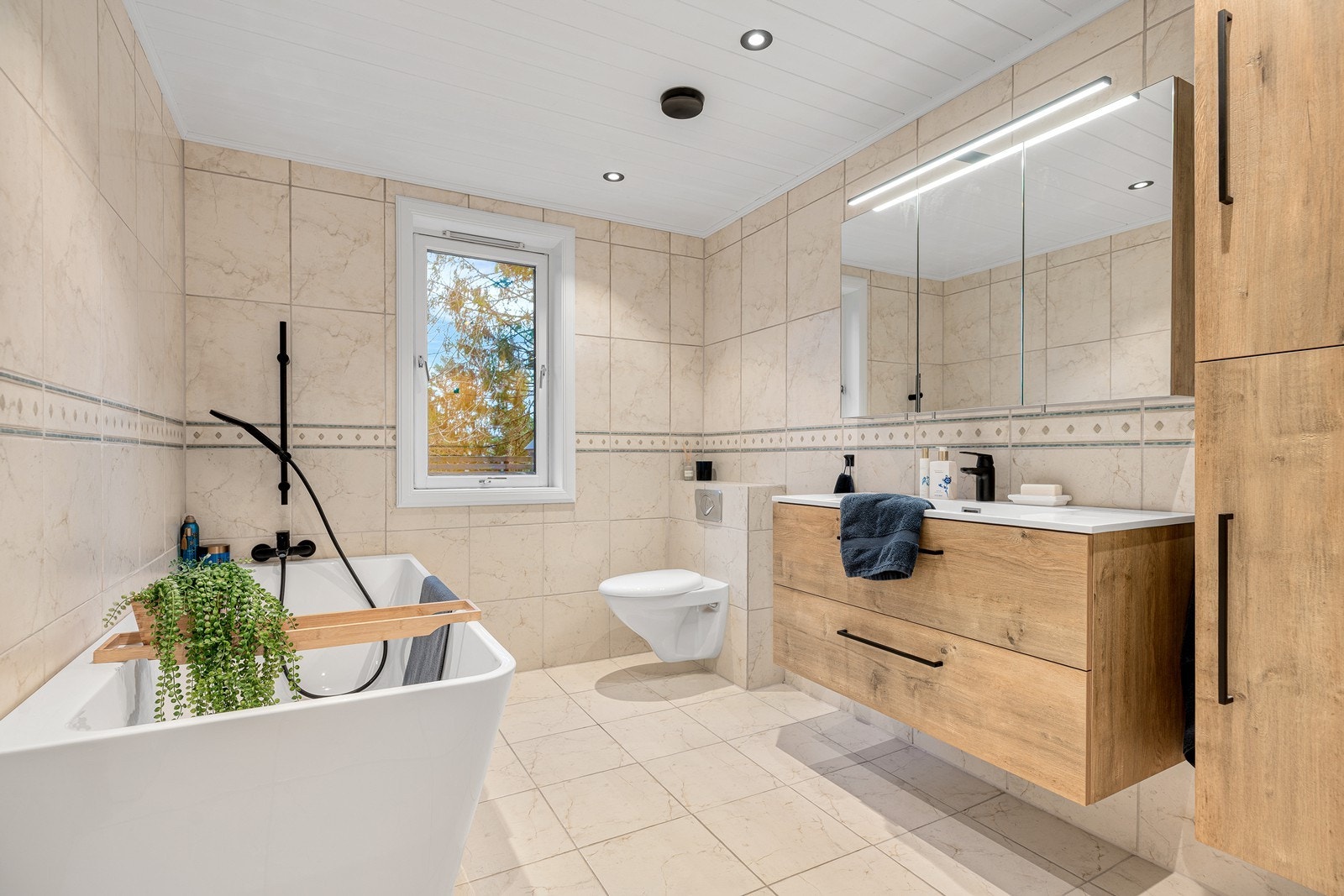 Flott enebolig med gode uteområder i et populært og barnevennlig nabolag Galleribilde