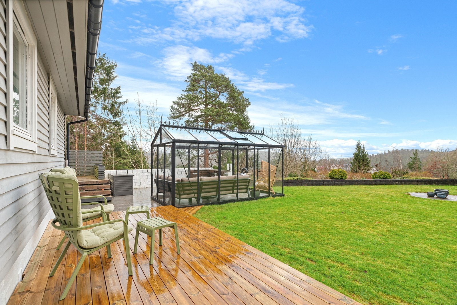 Hagen er romslig og innbydende - perfekt både for lek og for deg som liker å stelle med planter Galleribilde