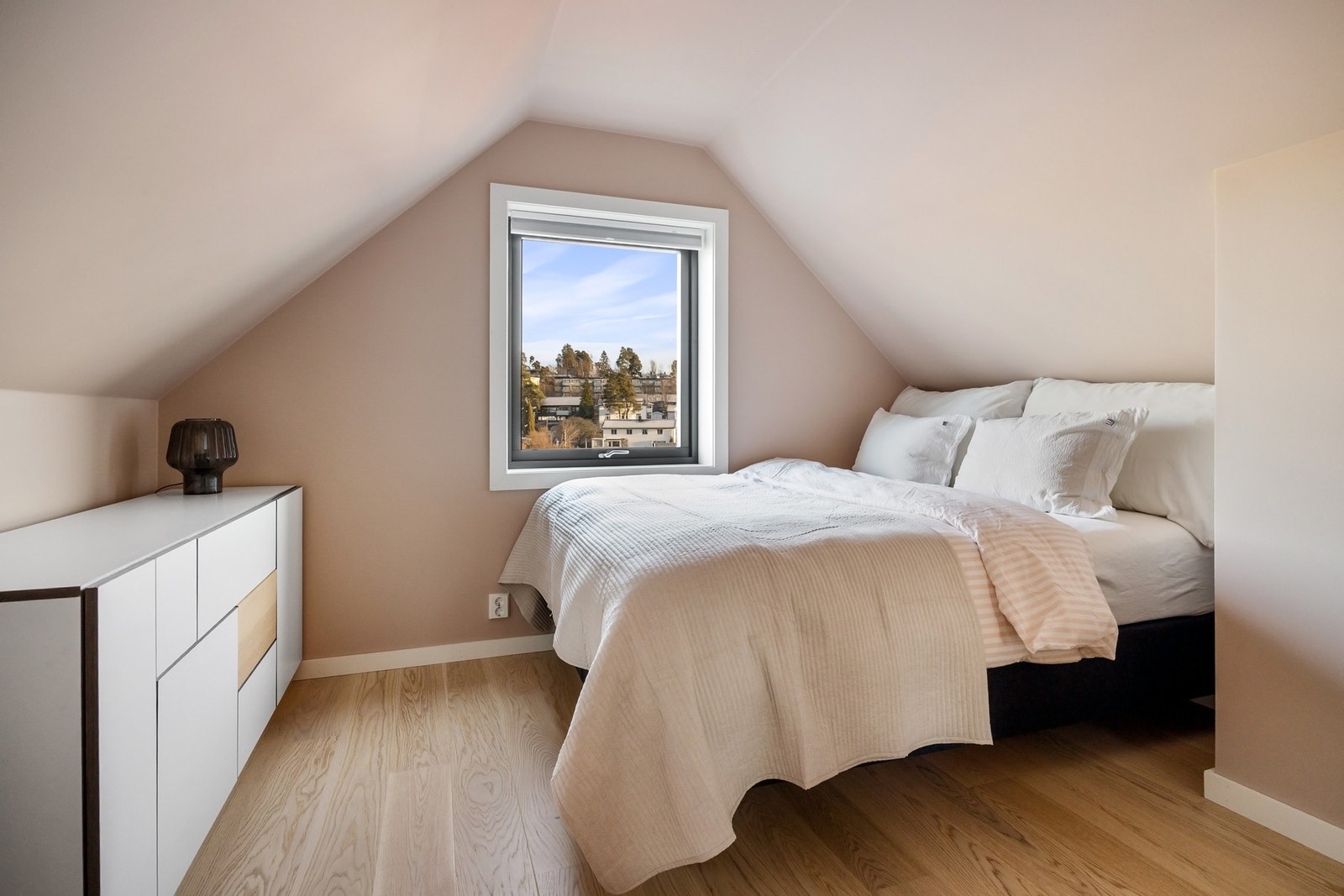 Etasjen består kan by på både soverom og lofts stue Galleribilde