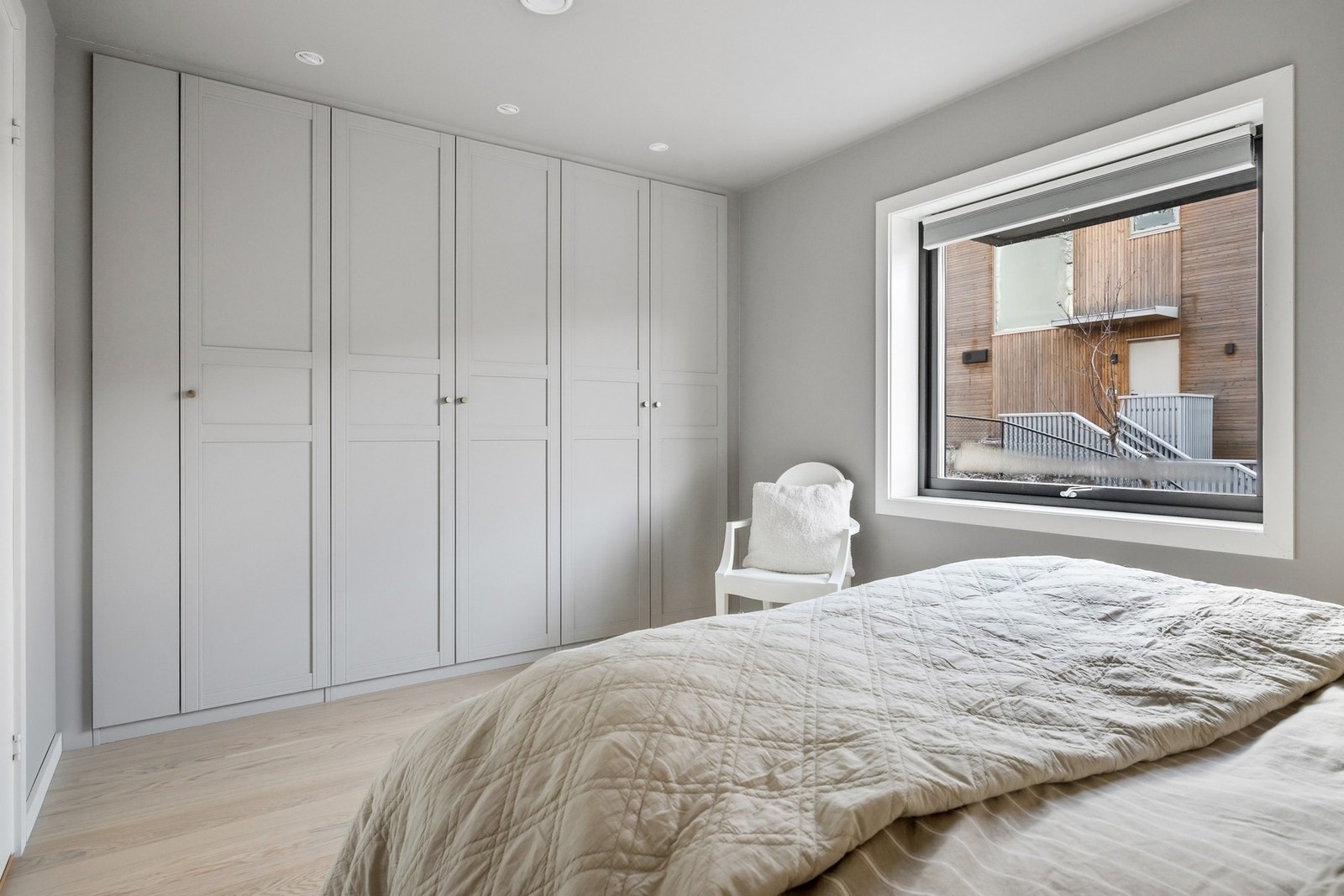 Hovedsoverom har rikelig med garderobeskap satt inn av selger like etter overtagelse i 2024 Galleribilde