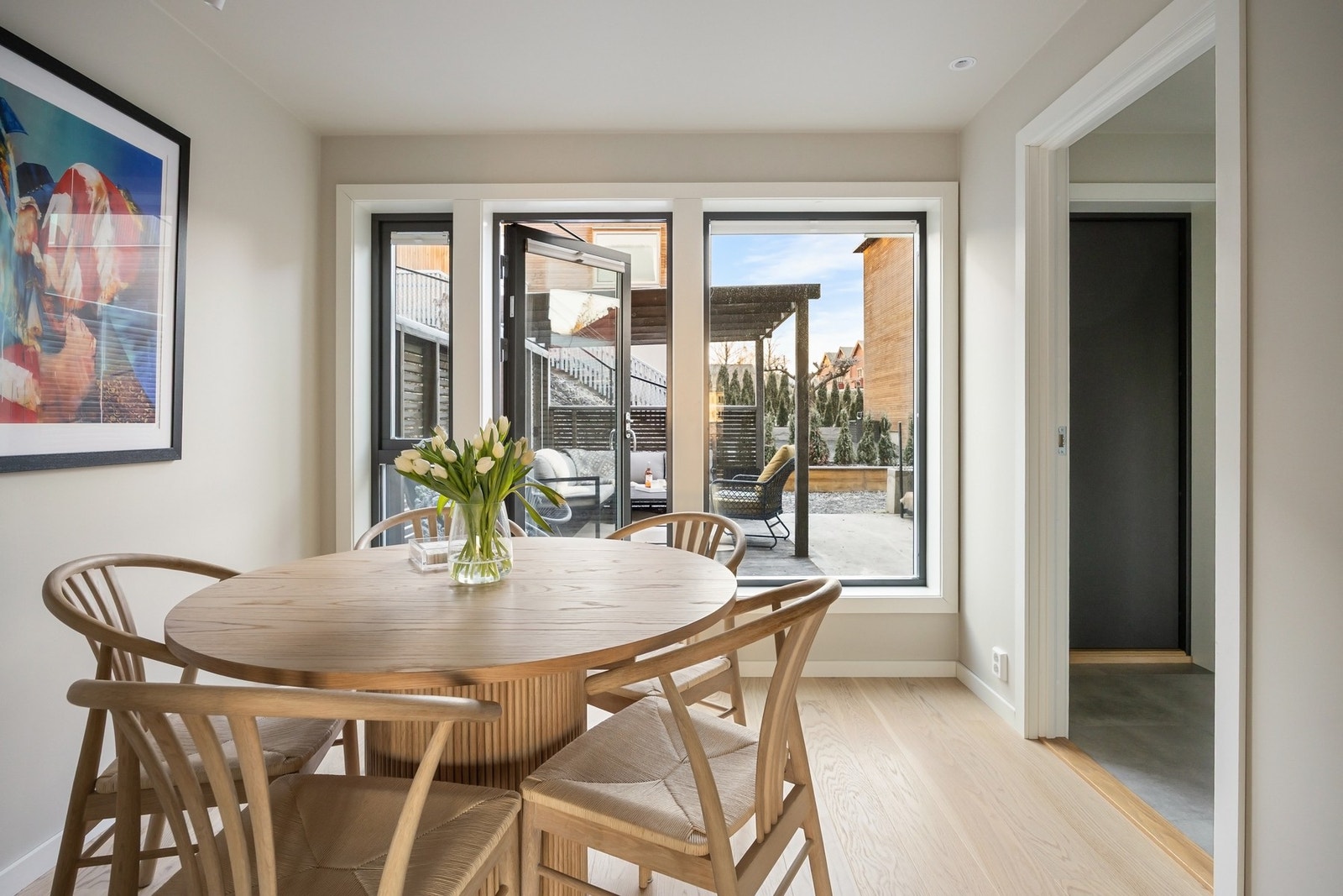 Spisestuen ligger i en sosial og praktisk tilknytning til kjøkkenet Galleribilde