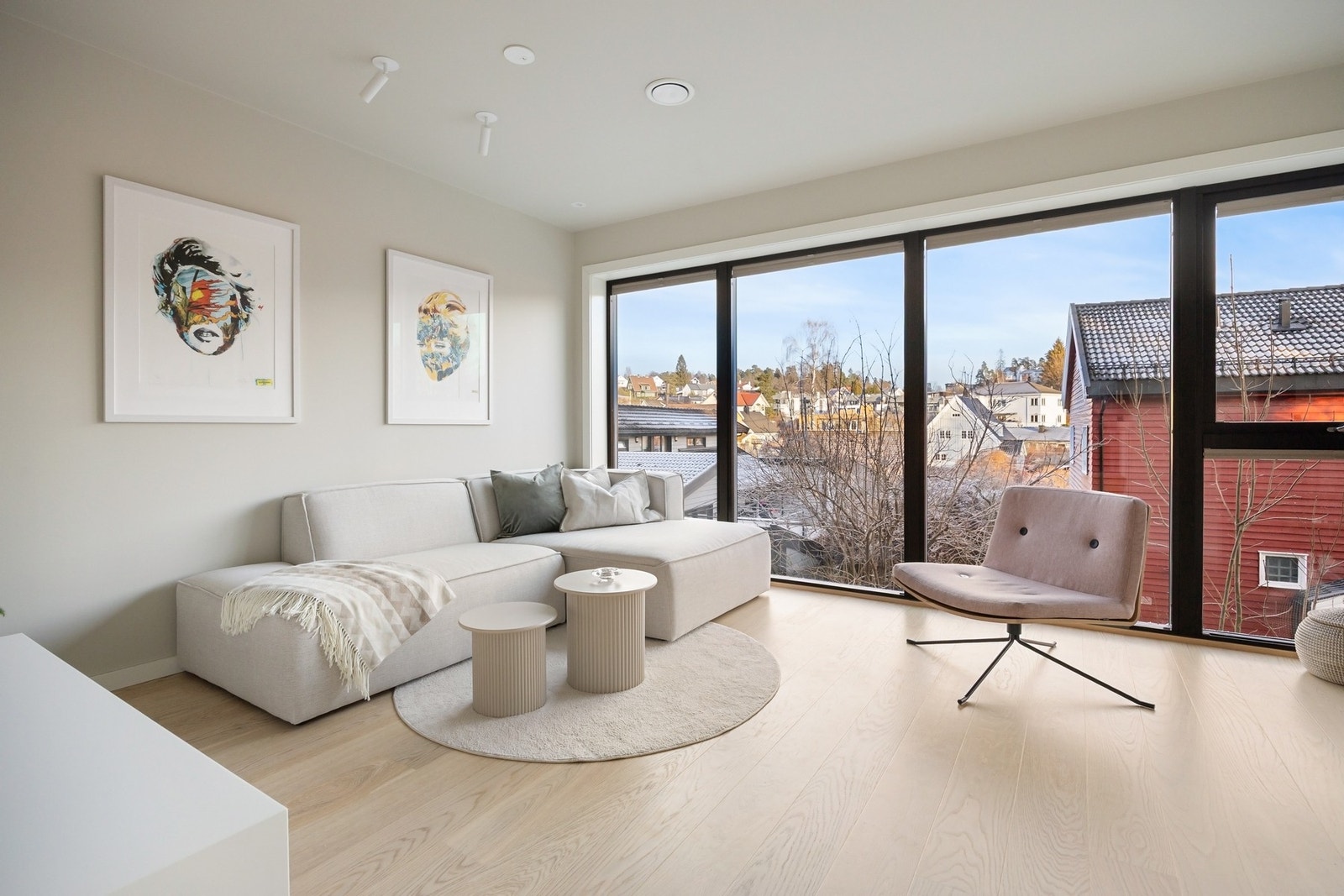 Store vindusflater slipper inn mye naturlig lys og forlenger romfølelsen Galleribilde