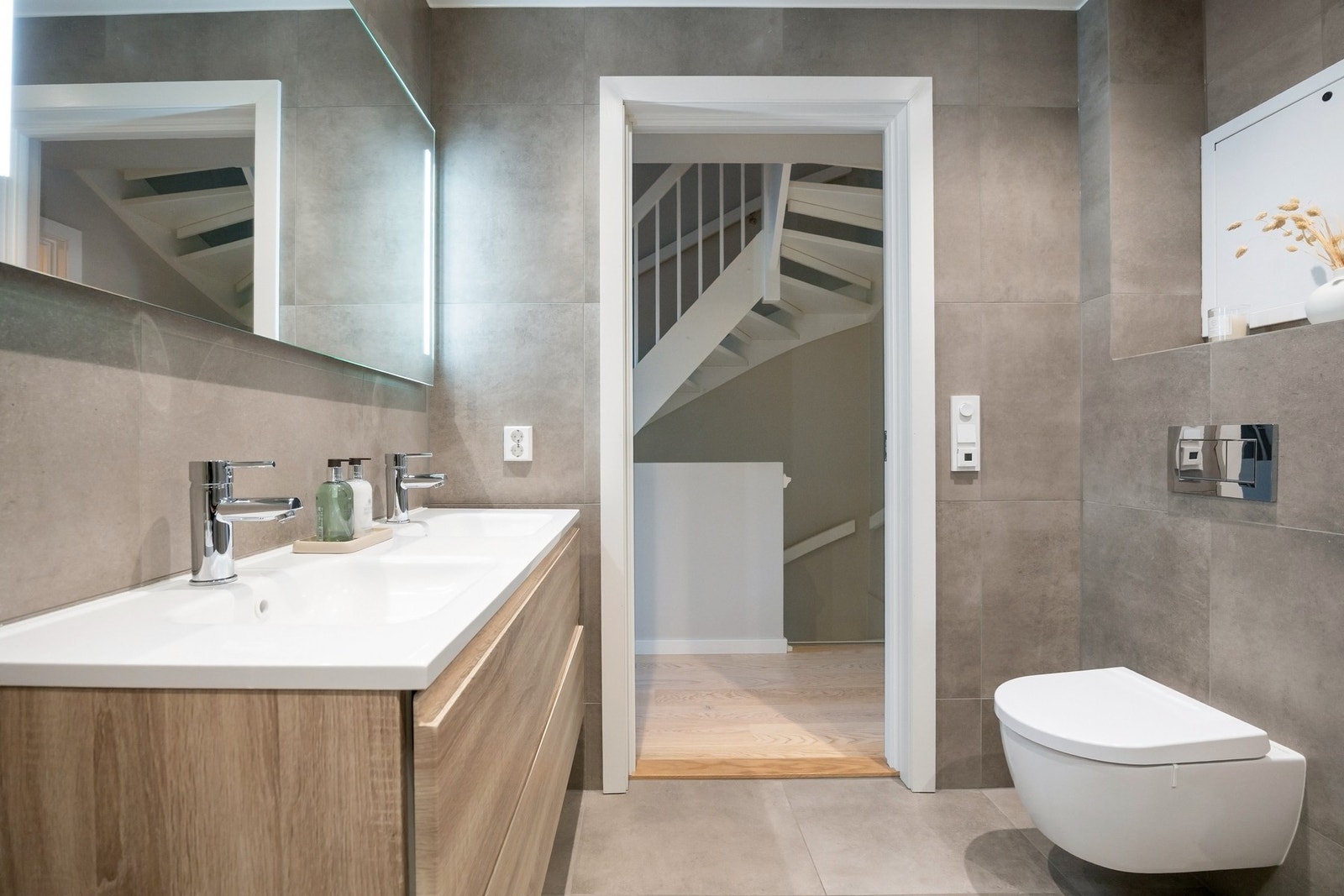 Boligen har to pene bad med varmekabler og holdt i moderne og tidløse fargevalg. Dette badet ligger i 2.etg. Galleribilde