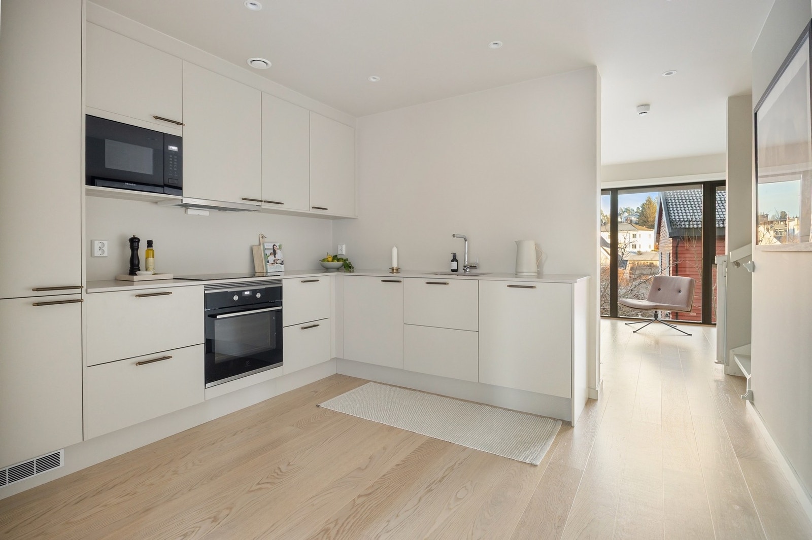 Kvalitetskjøkken fra Sigdal i en delvis åpen løsning som bindeledd mellom stue og spisestue Galleribilde