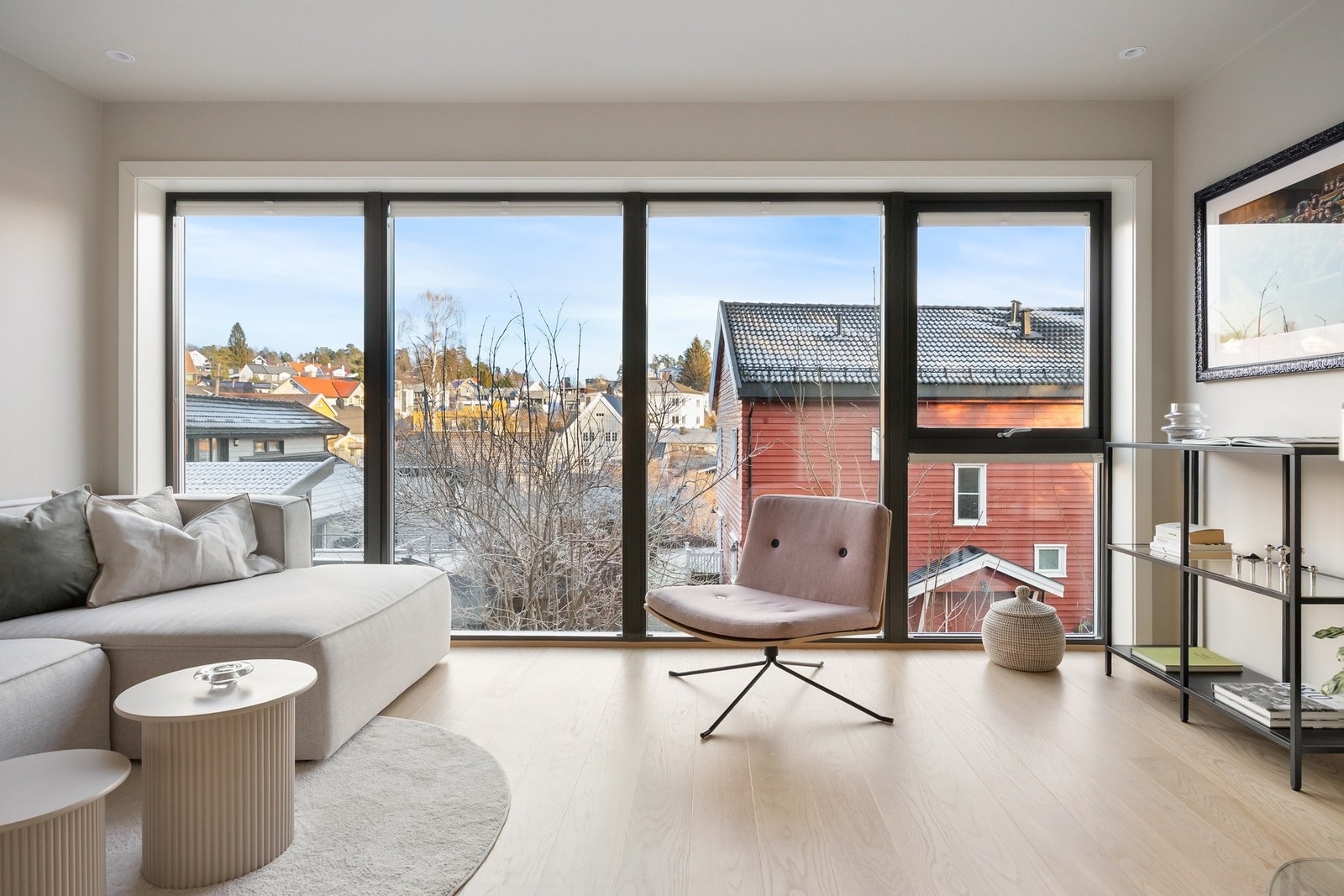 Boligen er fra 2024 og har moderne kvaliteter som balansert ventilasjon, store vindusflater og garasjekjeller med el-lader Galleribilde