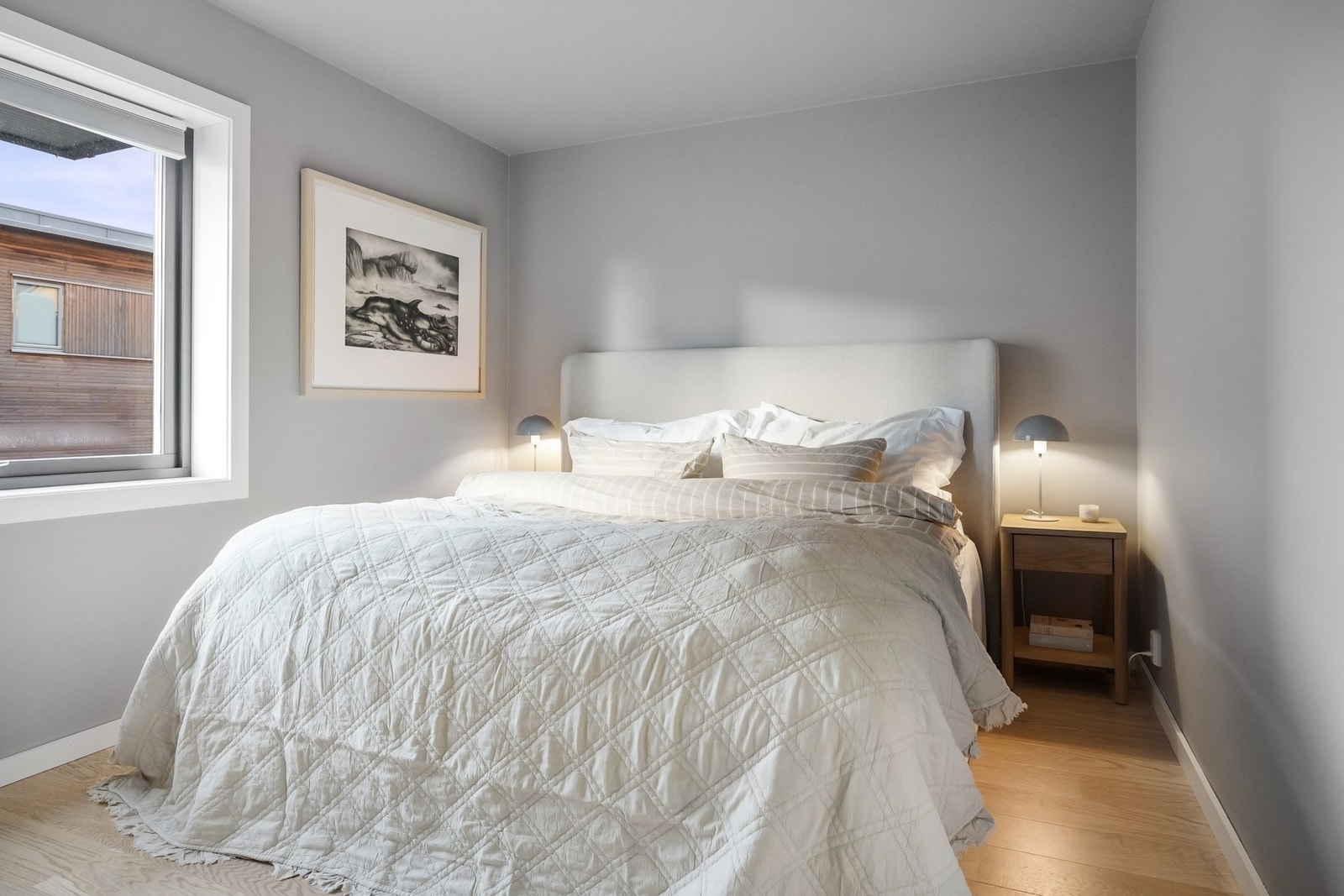 Hovedsoverom av god størrelse med store vindusflater Galleribilde