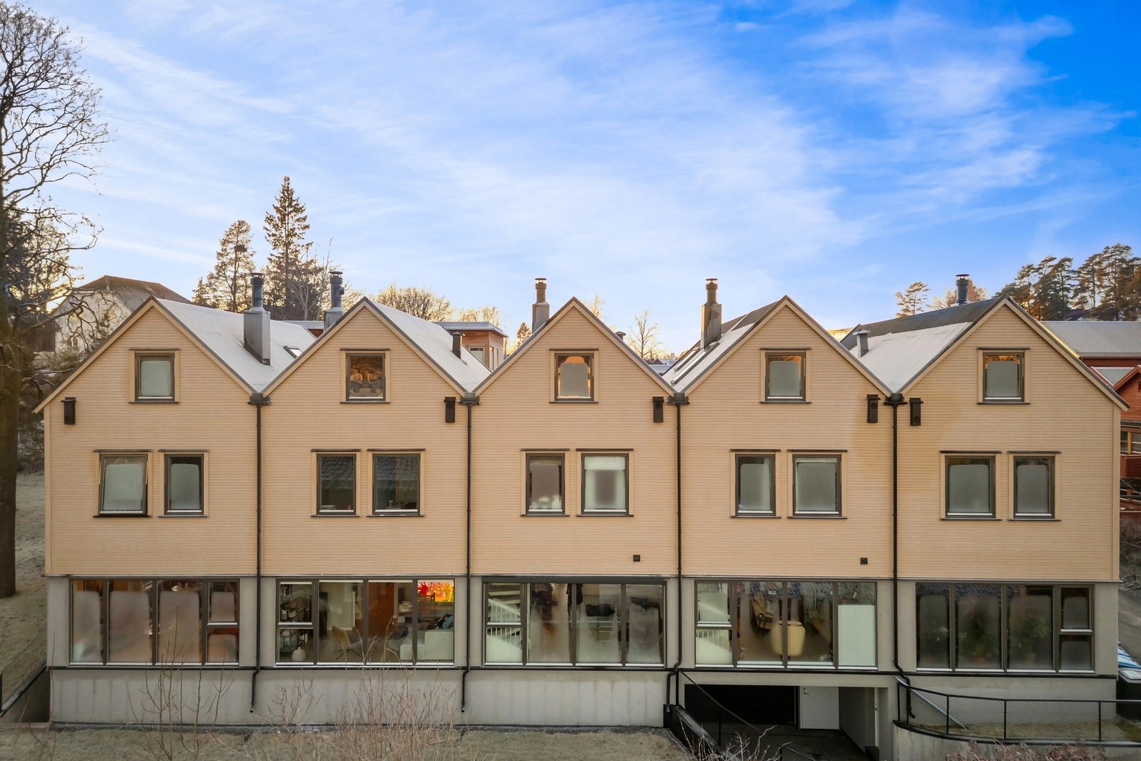 Fasade øst med nedkjøring til garasje på høyre side Galleribilde