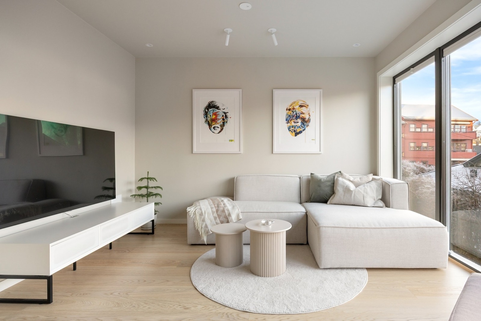 Boligen er holdt i lyse om varme farger med lyst parkettgulv og malte overflater Galleribilde